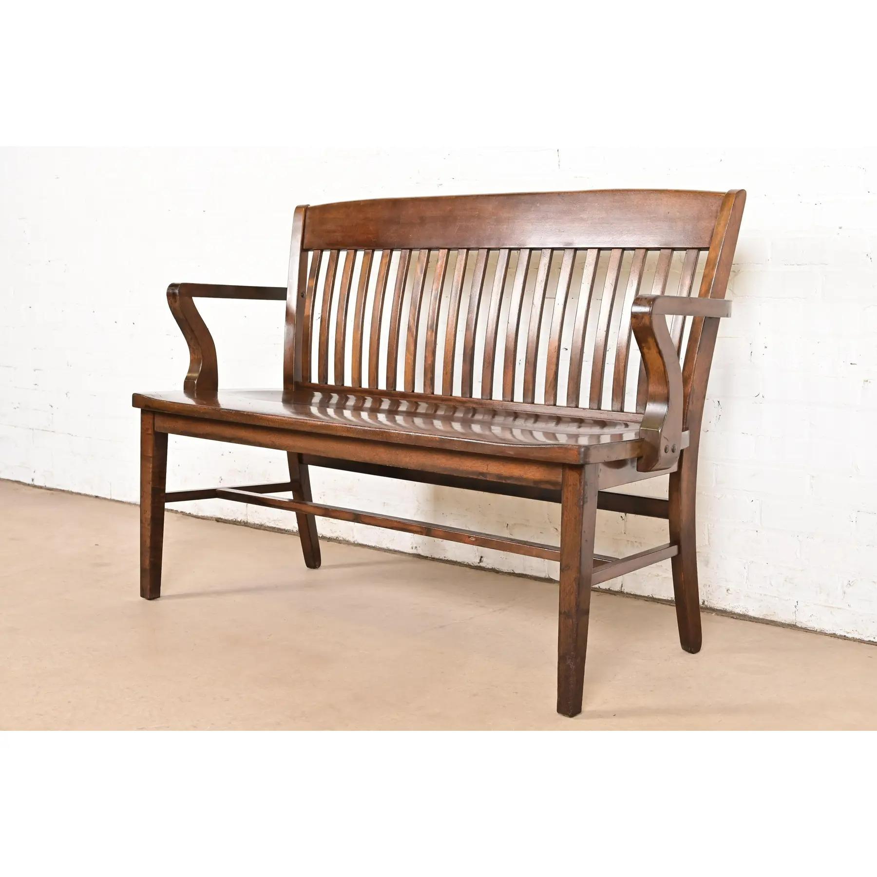 Américain Banc d'avocat ancien en noyer massif, Arte Antiques & Crafts, Circa 1920s en vente