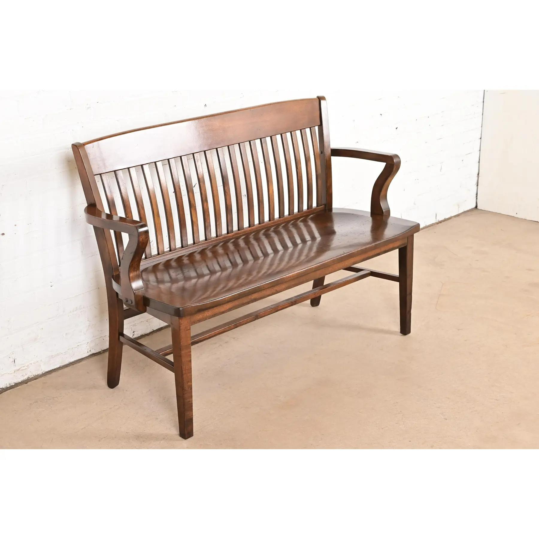 Banc d'avocat ancien en noyer massif, Arte Antiques & Crafts, Circa 1920s Bon état - En vente à South Bend, IN