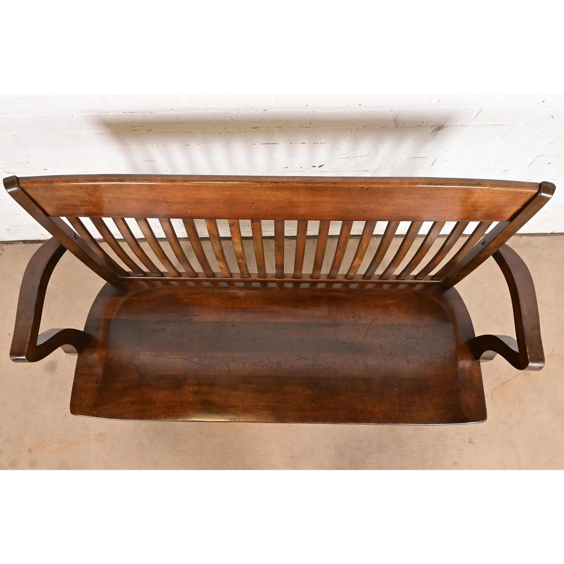 Début du 20ème siècle Banc d'avocat ancien en noyer massif, Arte Antiques & Crafts, Circa 1920s en vente