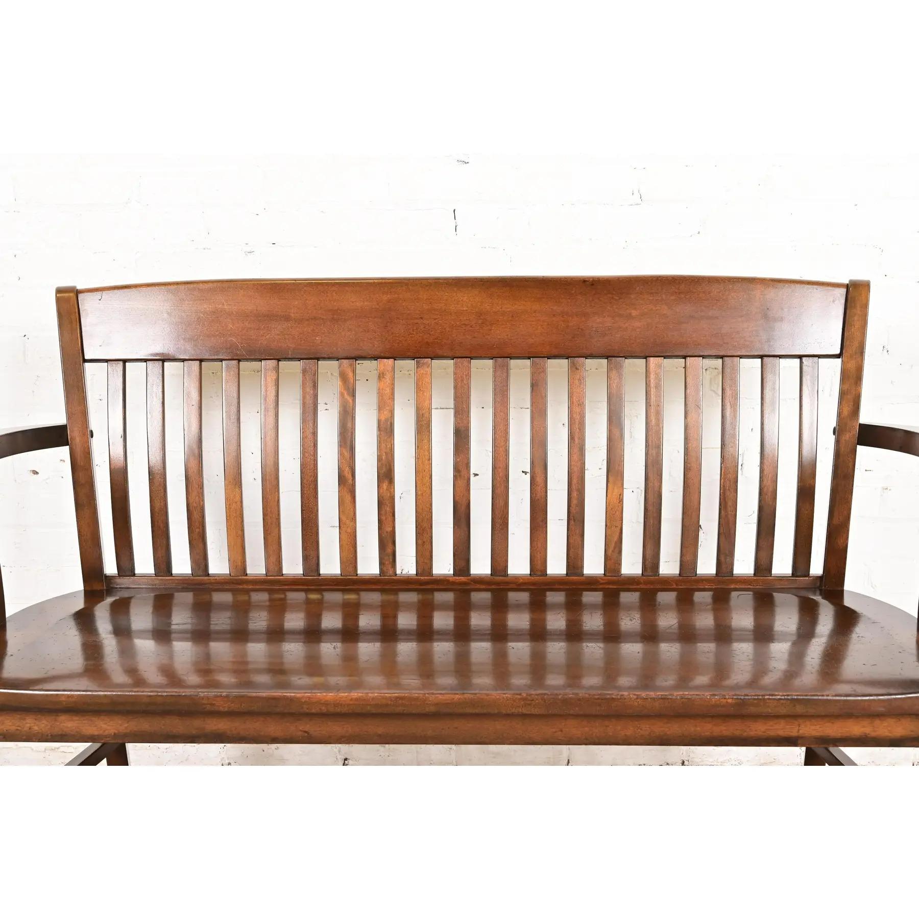 Noyer Banc d'avocat ancien en noyer massif, Arte Antiques & Crafts, Circa 1920s en vente