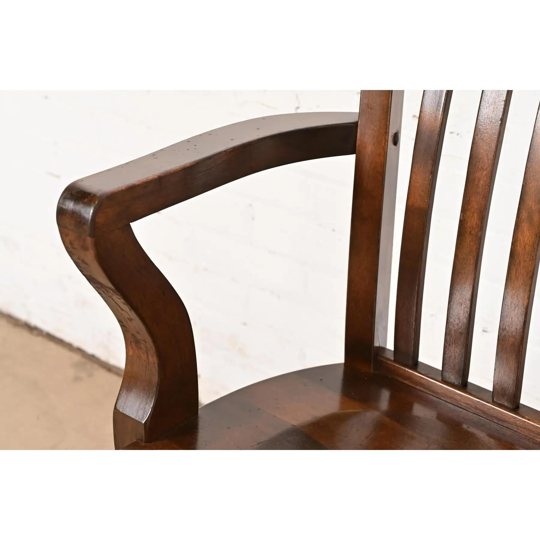 Banc d'avocat ancien en noyer massif, Arte Antiques & Crafts, Circa 1920s en vente 1