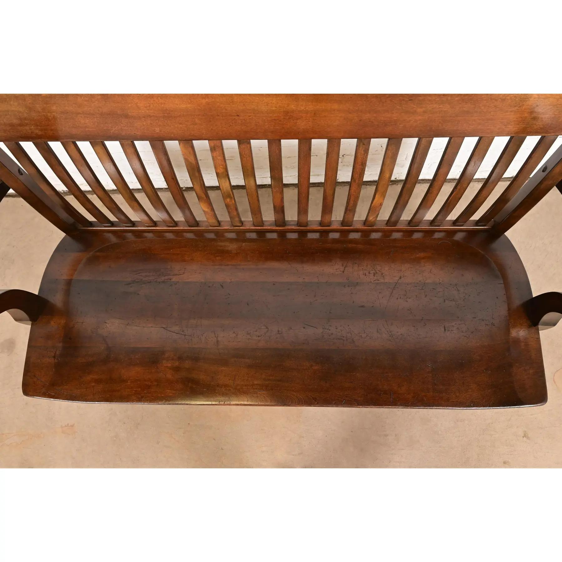 Banc d'avocat ancien en noyer massif, Arte Antiques & Crafts, Circa 1920s en vente 2
