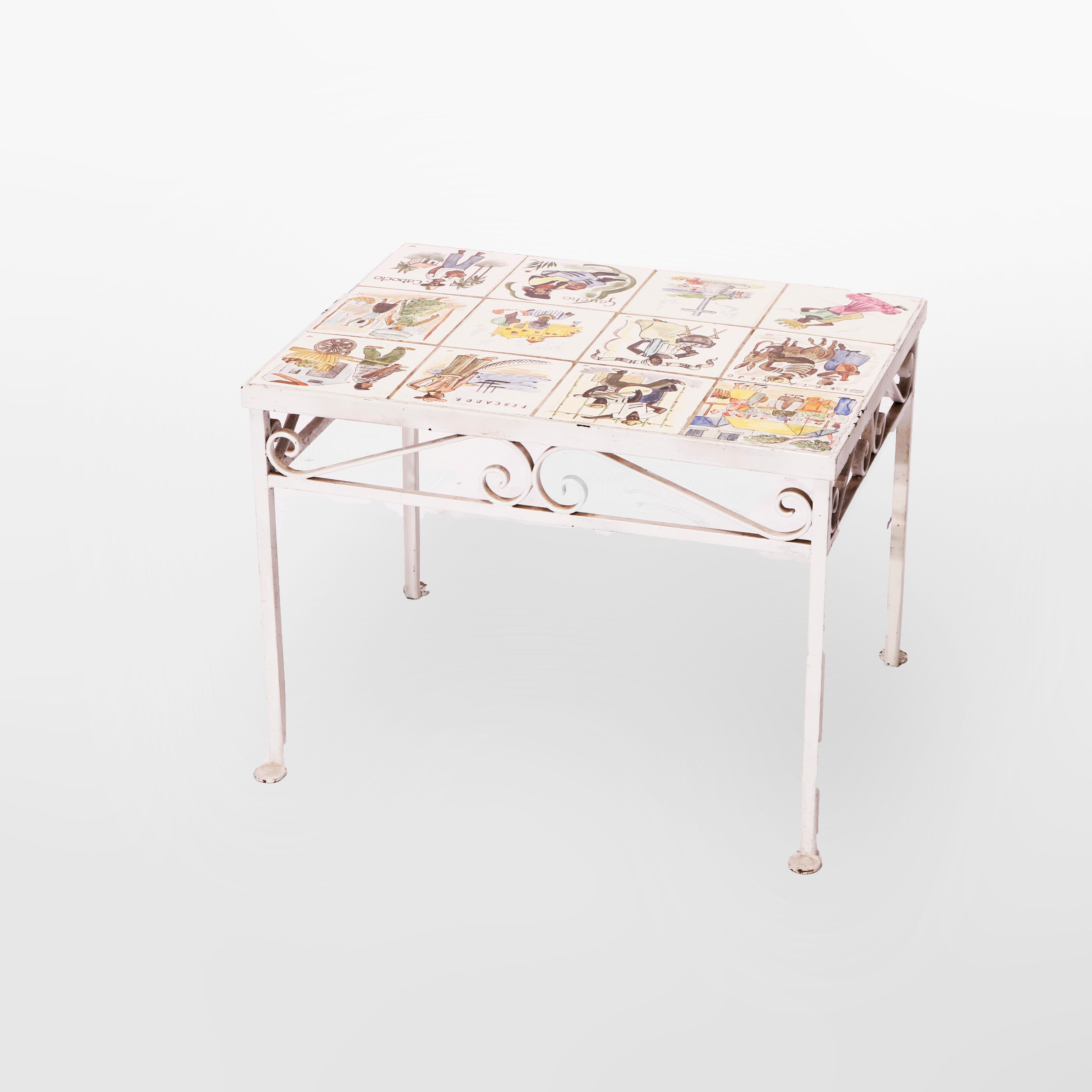 Ein antiker Tisch aus Kunsthandwerk bietet einen bemalten schmiedeeisernen Rahmen mit einer Schürze in Form einer Schnecke, die eine Platte mit einer Sammlung von zwölf handgemalten Fliesen mit Genreszenen umgibt, um 1930

Maße - 18'' H x 24,5'' W x