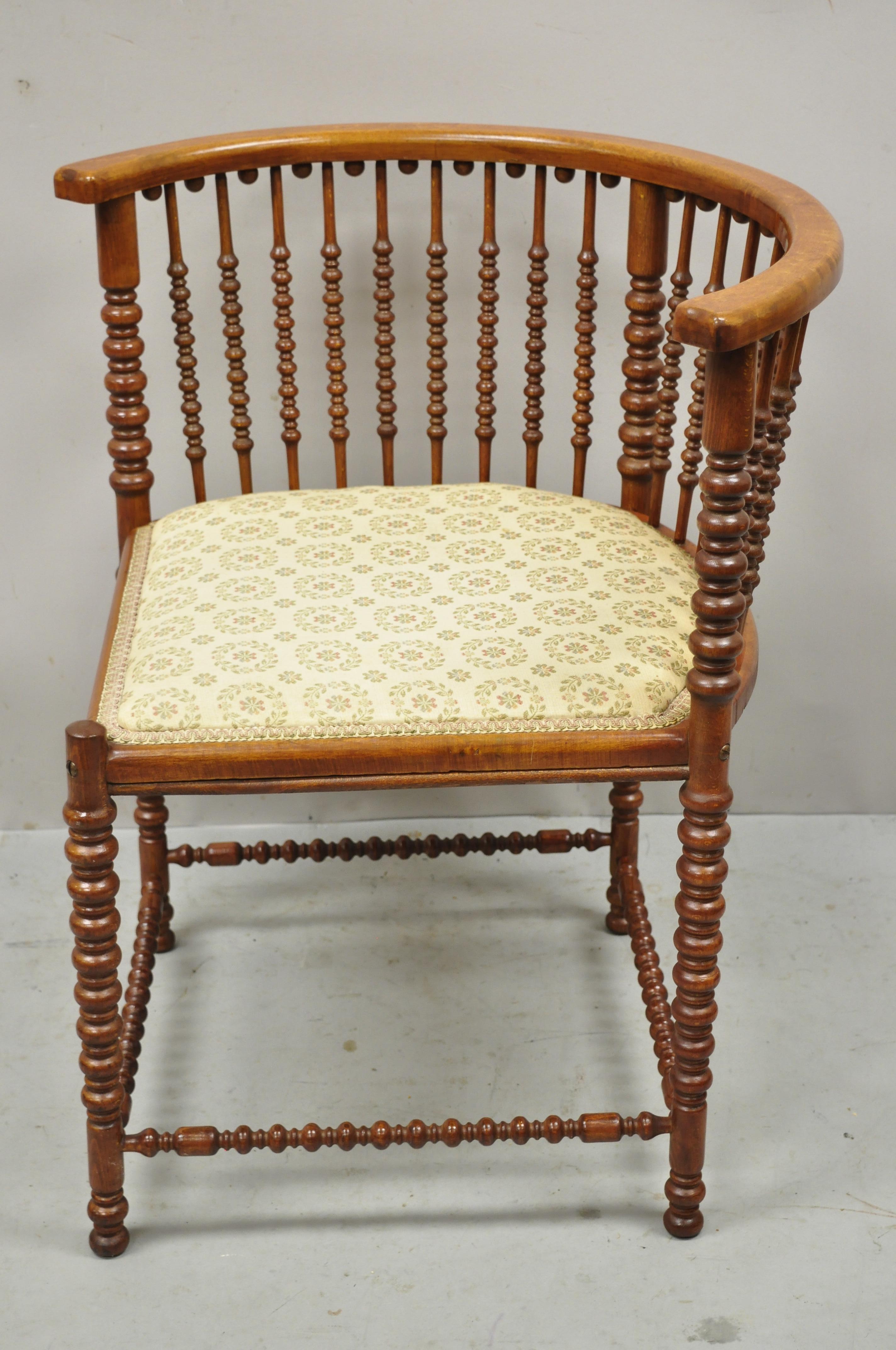 Antique Arts & Crafts Spool Carved Corner Chair Bobbin Chair Stick and Ball In Good Condition In Philadelphia, PA