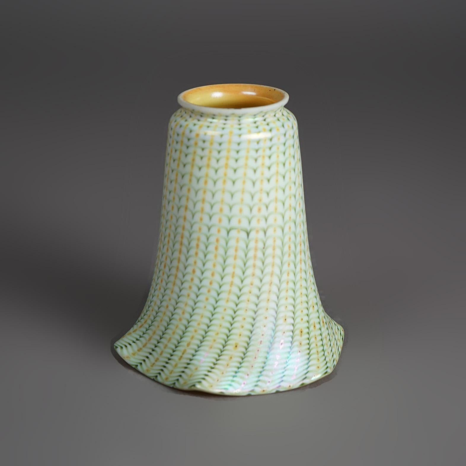 Ein antiker Arts and Crafts Fostoria Iris dekoriert Aurene Kunstglas Lampenschirm in der Art von Steuben, C1920. 

Maße - 5,5 