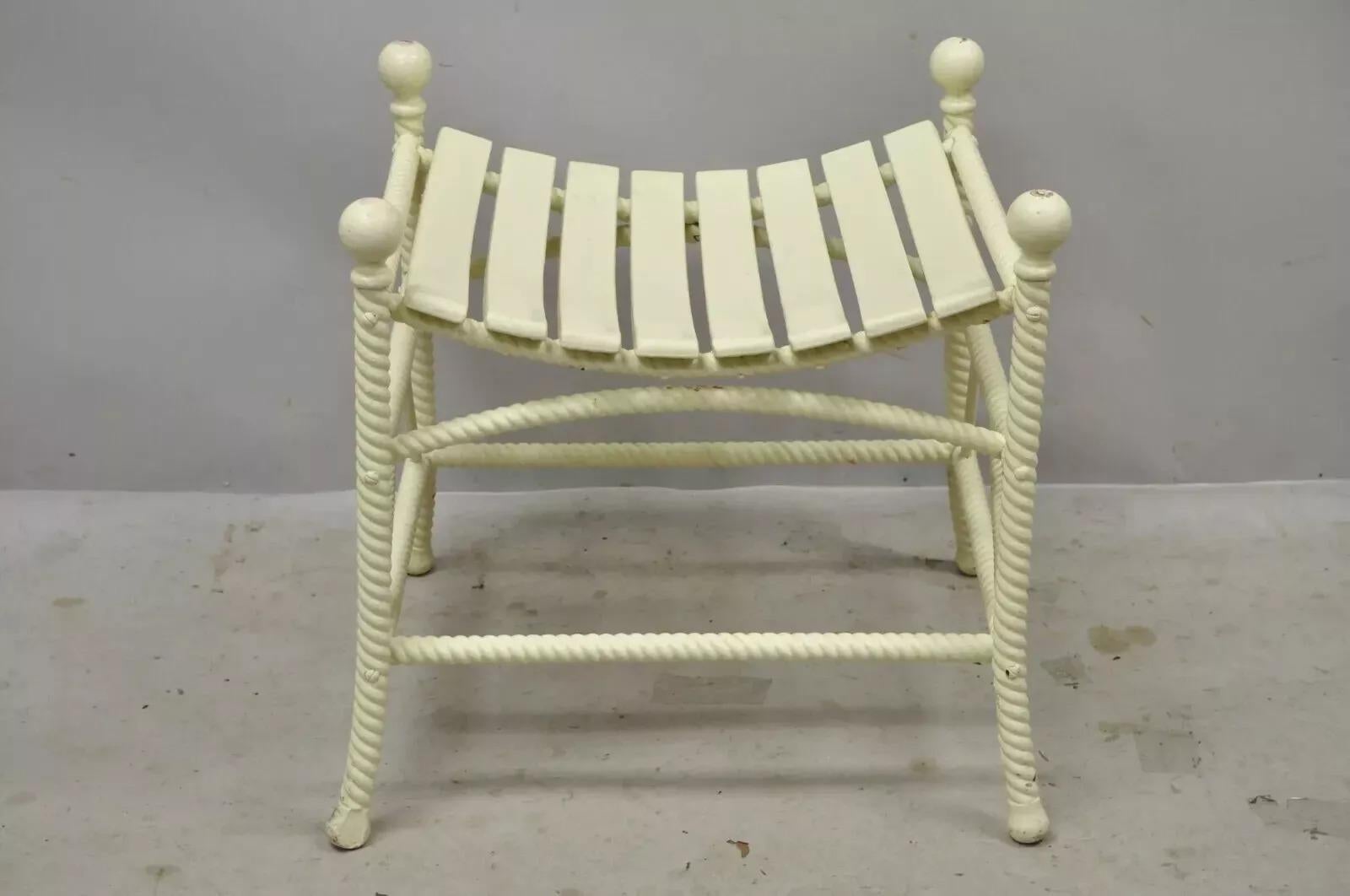 Antike Arts & Crafts Stick and Ball Thebes Bentwood Slat Holzhocker. Artikel verfügt über eine Bugholz Lattenrost Sitz, verdrehte Beine, sehr schön antik. CIRCA Spätes 19. Jahrhundert. Abmessungen: 20
