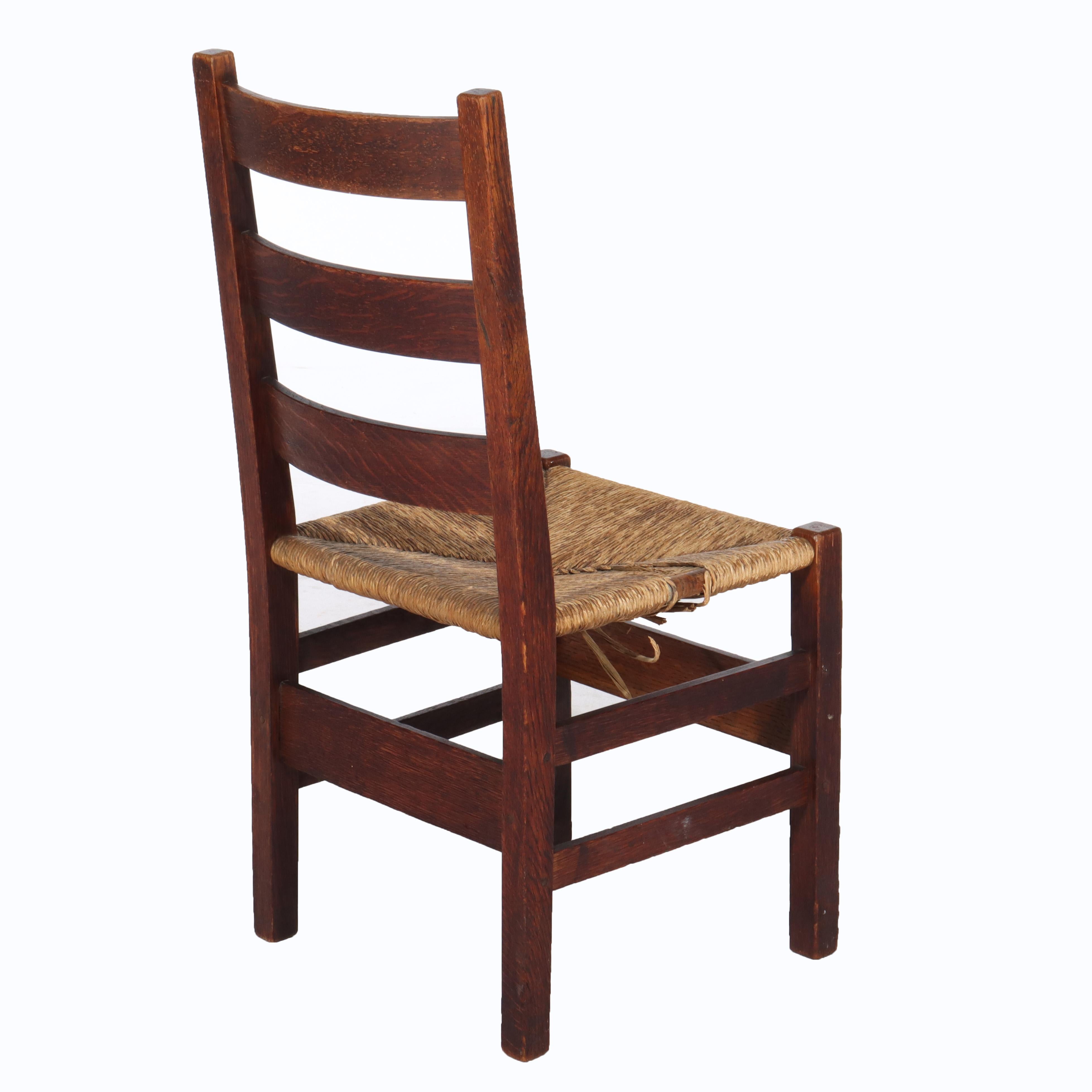 Silla antigua Arts & Crafts Stickley con respaldo de listones de roble y asiento de junco Sin firmar C1910 en Bueno estado para la venta en Big Flats, NY