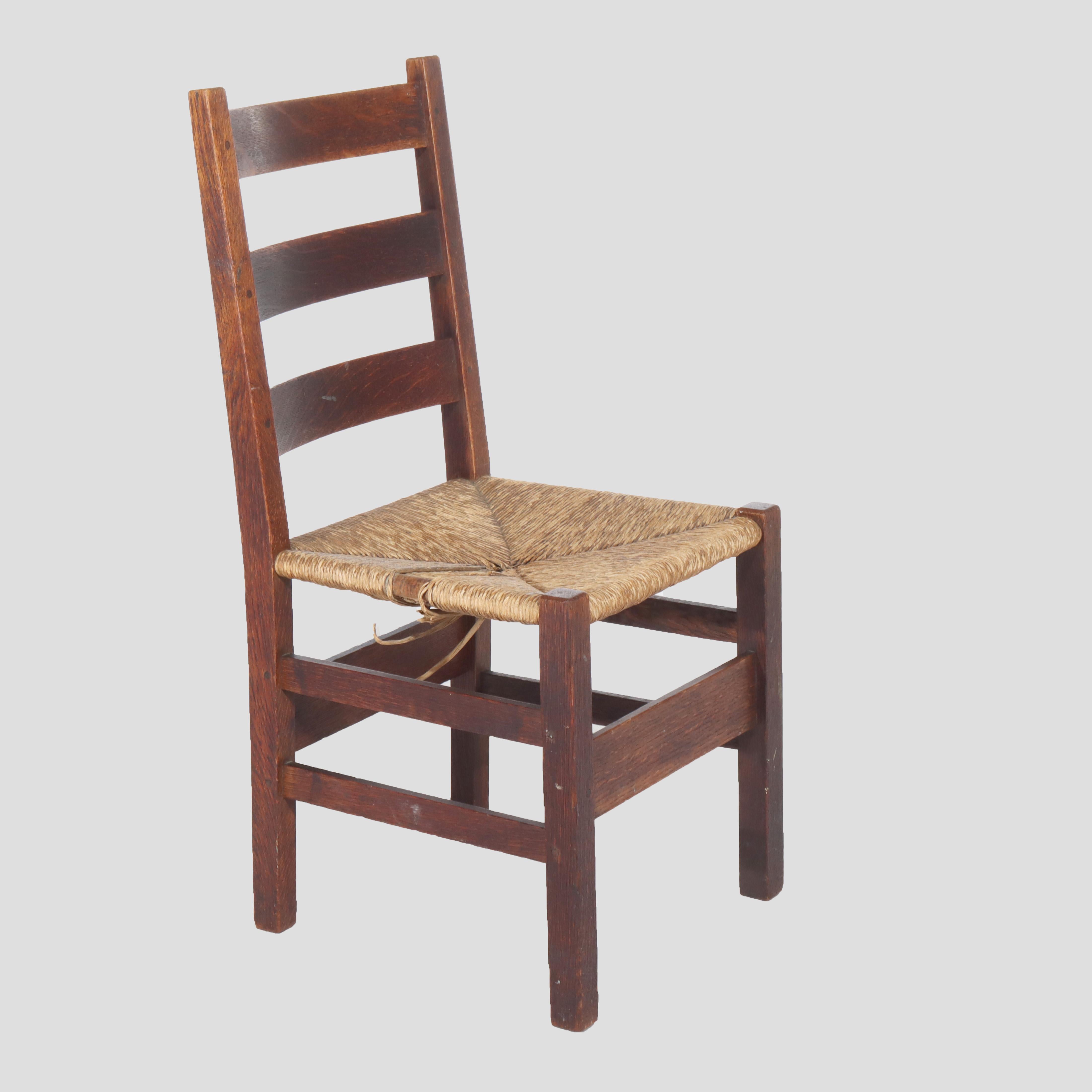 Silla antigua Arts & Crafts Stickley con respaldo de listones de roble y asiento de junco Sin firmar C1910 siglo XX en venta