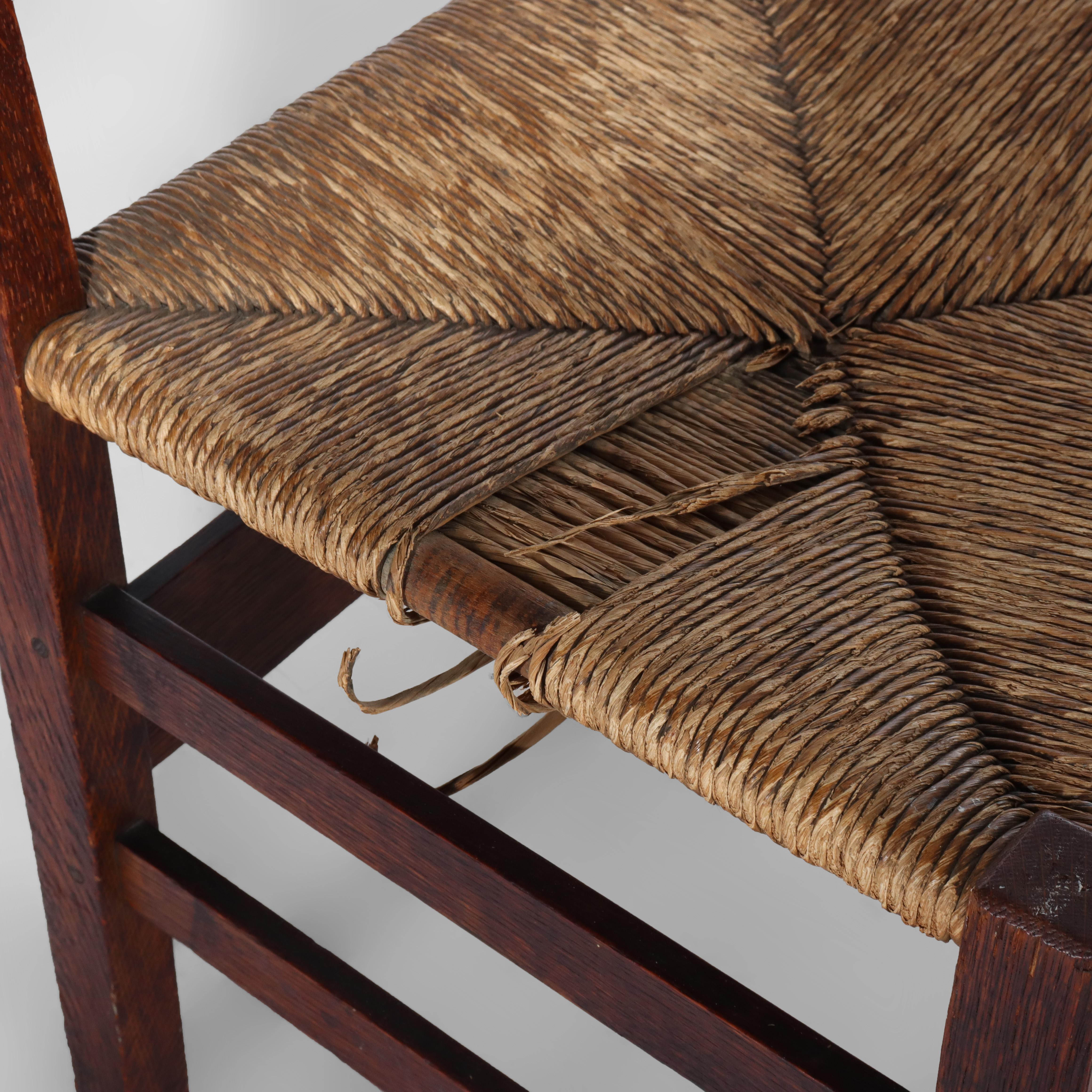 Silla antigua Arts & Crafts Stickley con respaldo de listones de roble y asiento de junco Sin firmar C1910 Roble en venta