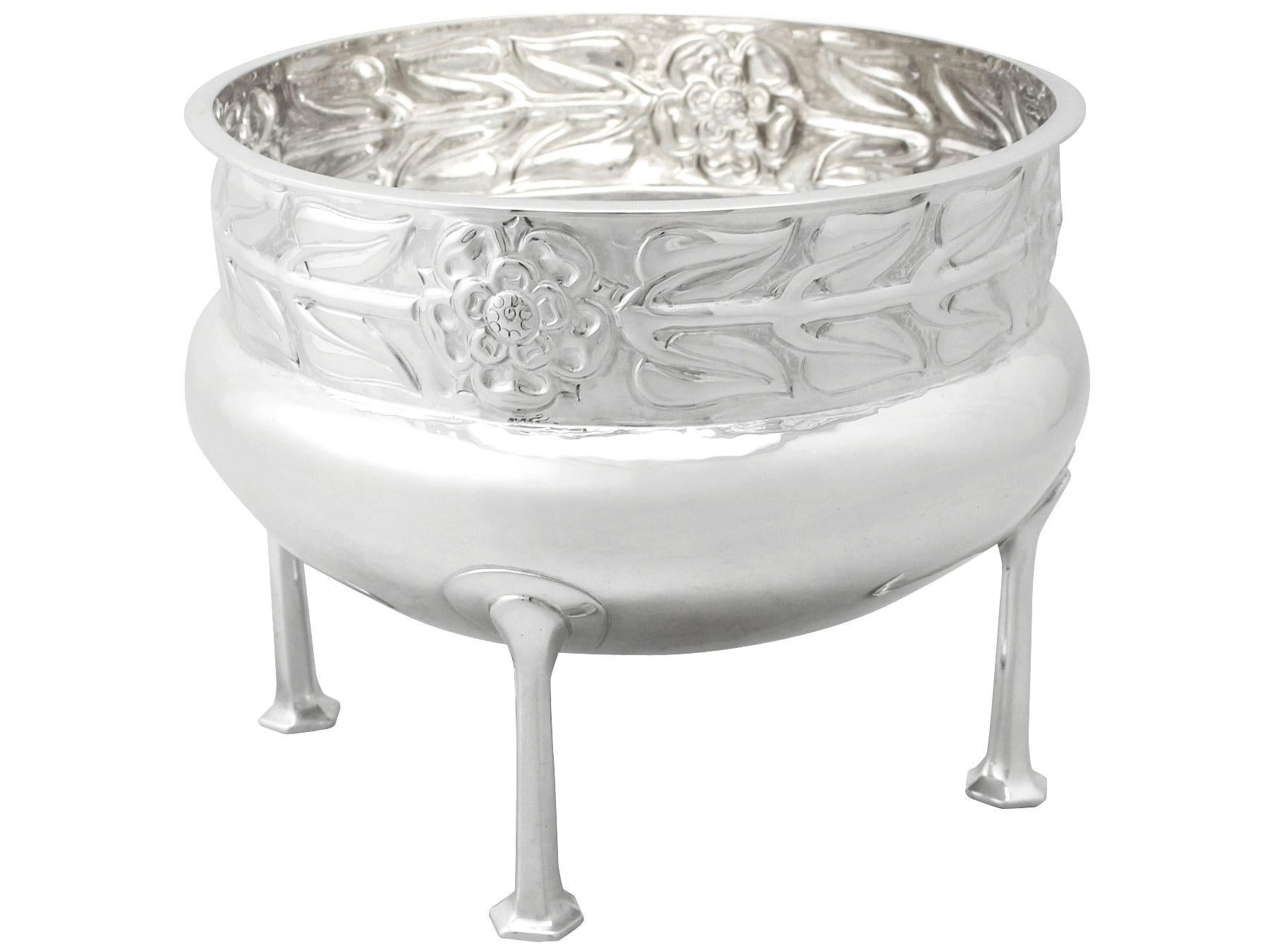 An exceptional, fine and impressive antique George V English sterling silver jardinière or bowl made by A E Jones in the Arts & Crafts style, an addition to our range of collectable silverware.

This fine antique George V sterling silver
