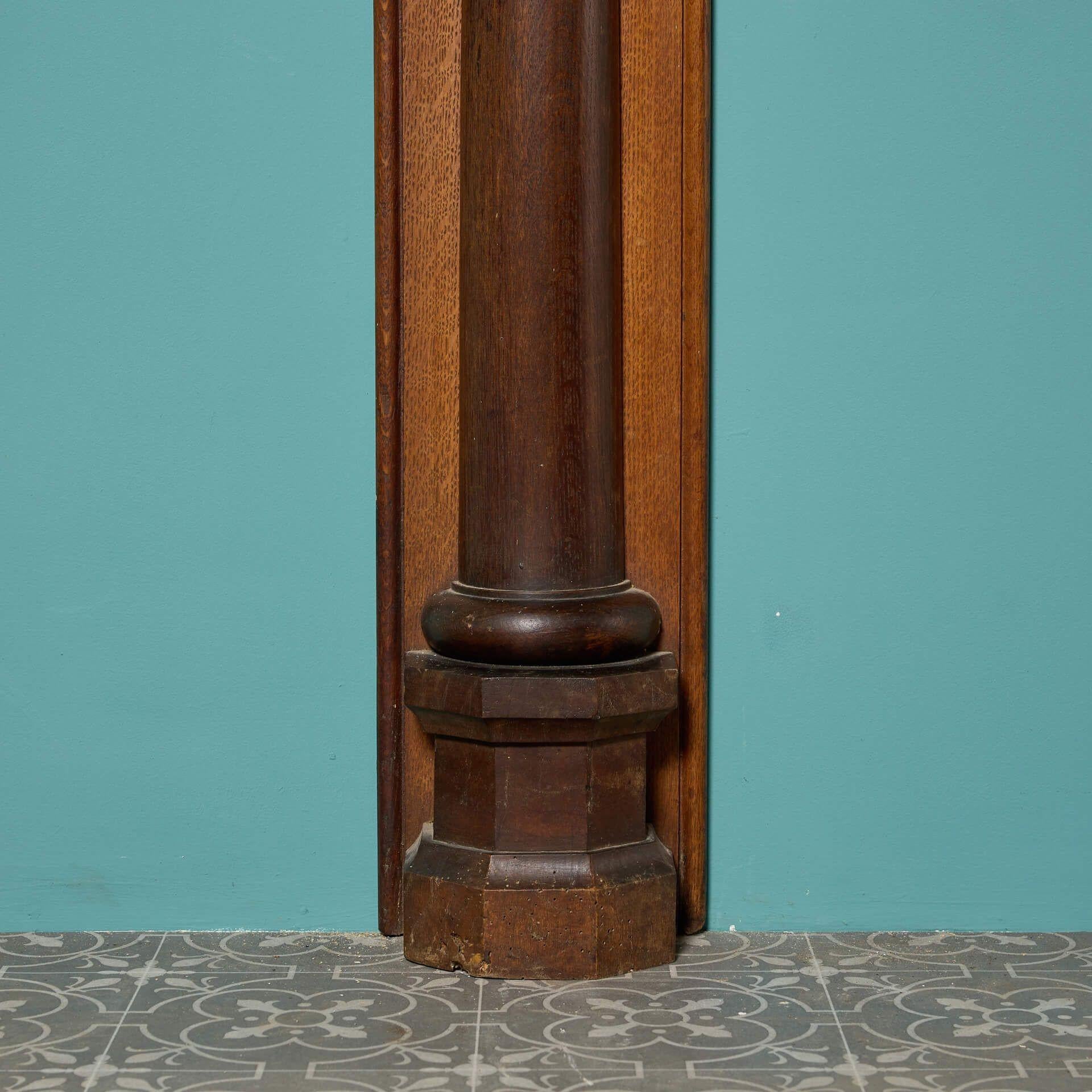 Anglais Cheminée ancienne en chêne sculpté de style Antiquities & Craft en vente