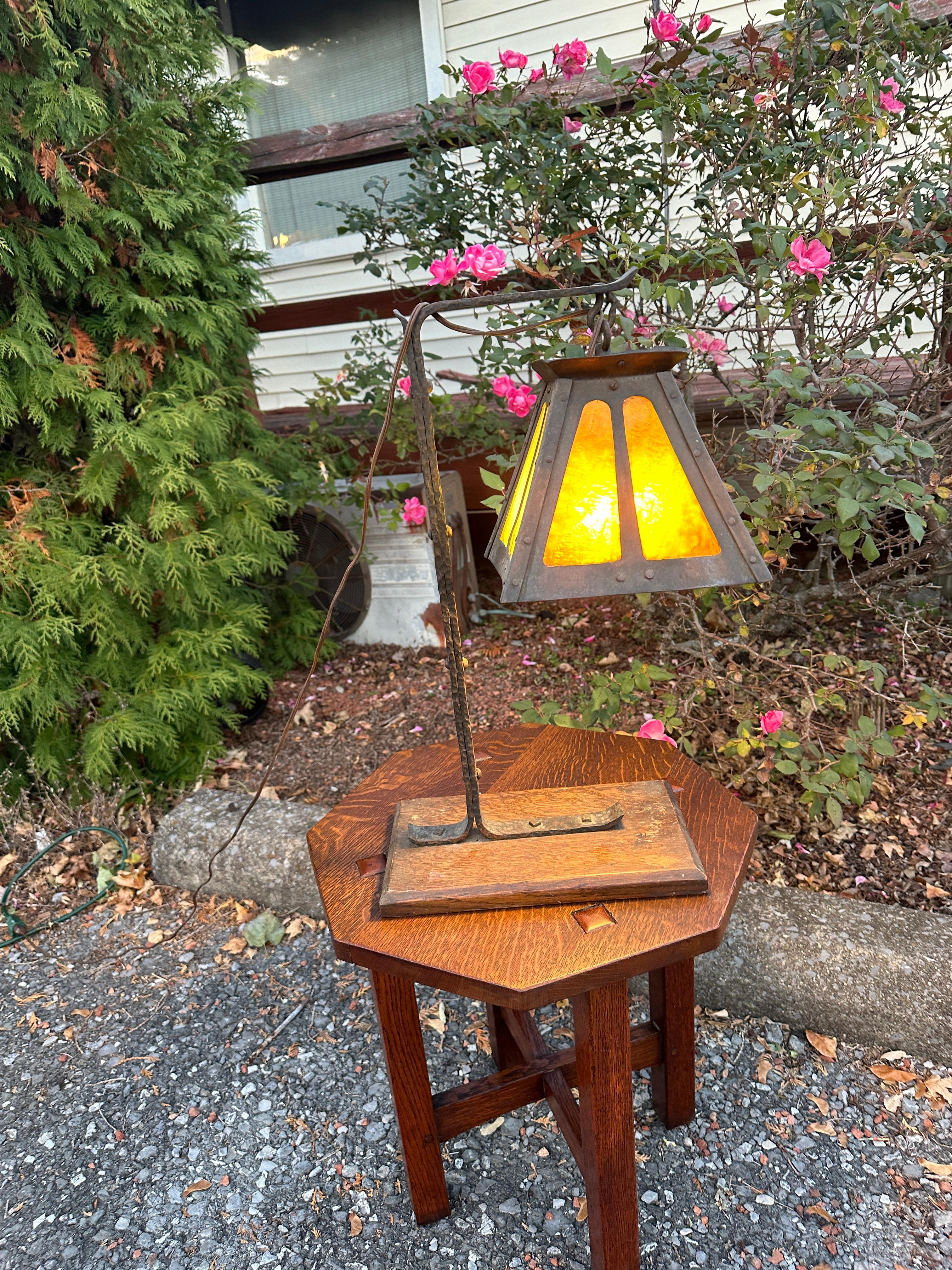 Si tratta di un'antica lampada da tavolo Arts & Crafts nello STILE di Gustav Stickley dei primi anni del 1900 in ottime condizioni. Le scorie di vetro sono in buone condizioni e non presentano danni. La base è in rovere antico con finitura