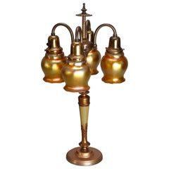 Antike Arts & Crafts Tischlampe mit goldenen Aurene Steuben Kunstglasschirmen
