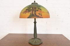 Antigua lámpara de sobremesa Arts & Crafts con escena lacustre pintada al dorso, circa años 20