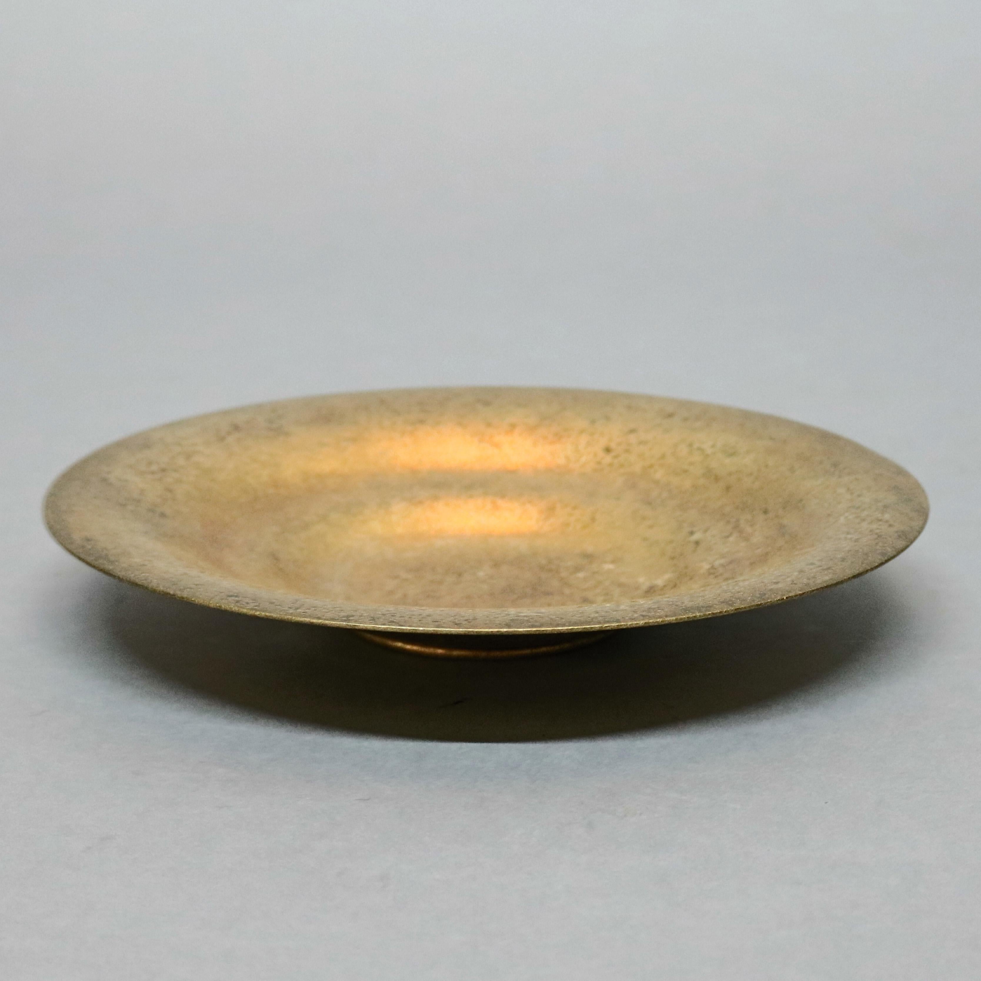 An antique Arts & Crafts Tiffany Studios plate offers bronze construction with stepped well and having textured gilt bronze doré finish, en verso stamped Tiffany Studios as photographed, circa 1910.

Measures: 1.5