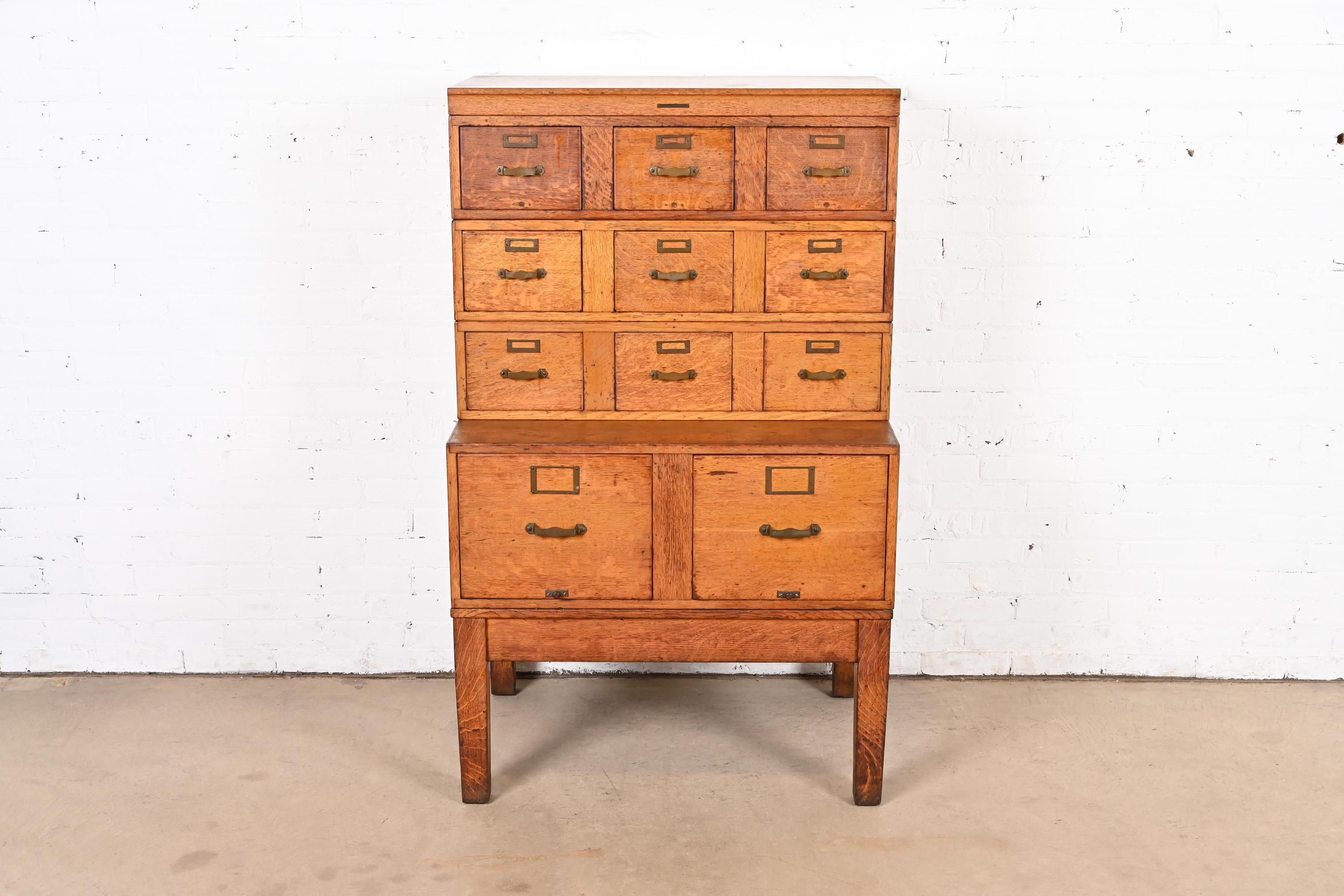 Un raro ed eccezionale antico schedario a 11 cassetti impilabili da biblioteca in rovere tigrato Arts & Crafts

A cura del Library Bureau Makers

USA, circa 1900

Quercia tigrata segata in quarto, con ferramenta in ottone.

Misure: 33 