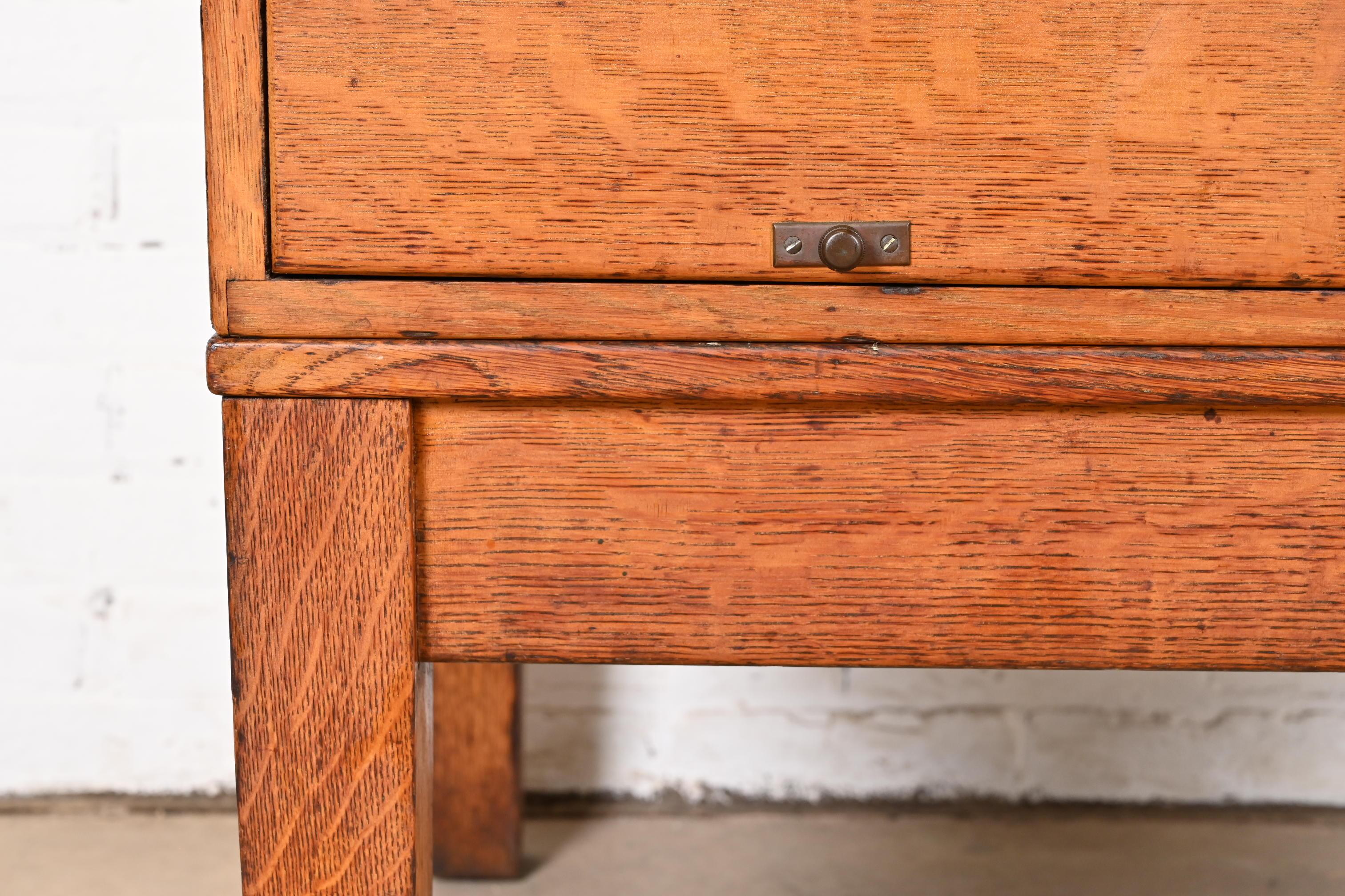 Ottone Antico schedario a 11 cassetti per biblioteca in rovere tigrato Arts & Crafts in vendita