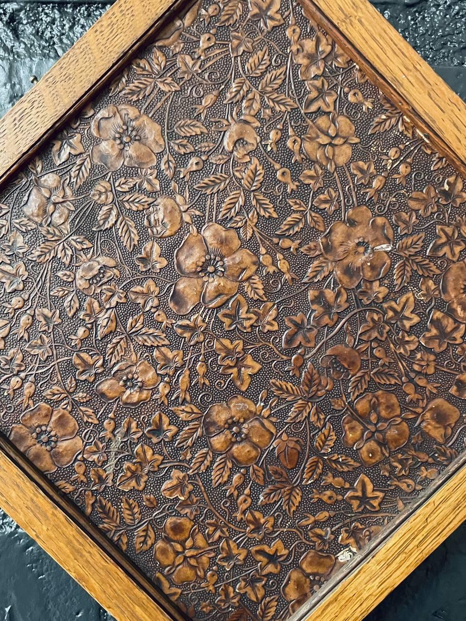 Antique Mirror Trifold da parete appeso a specchio di vanità in vendita 3