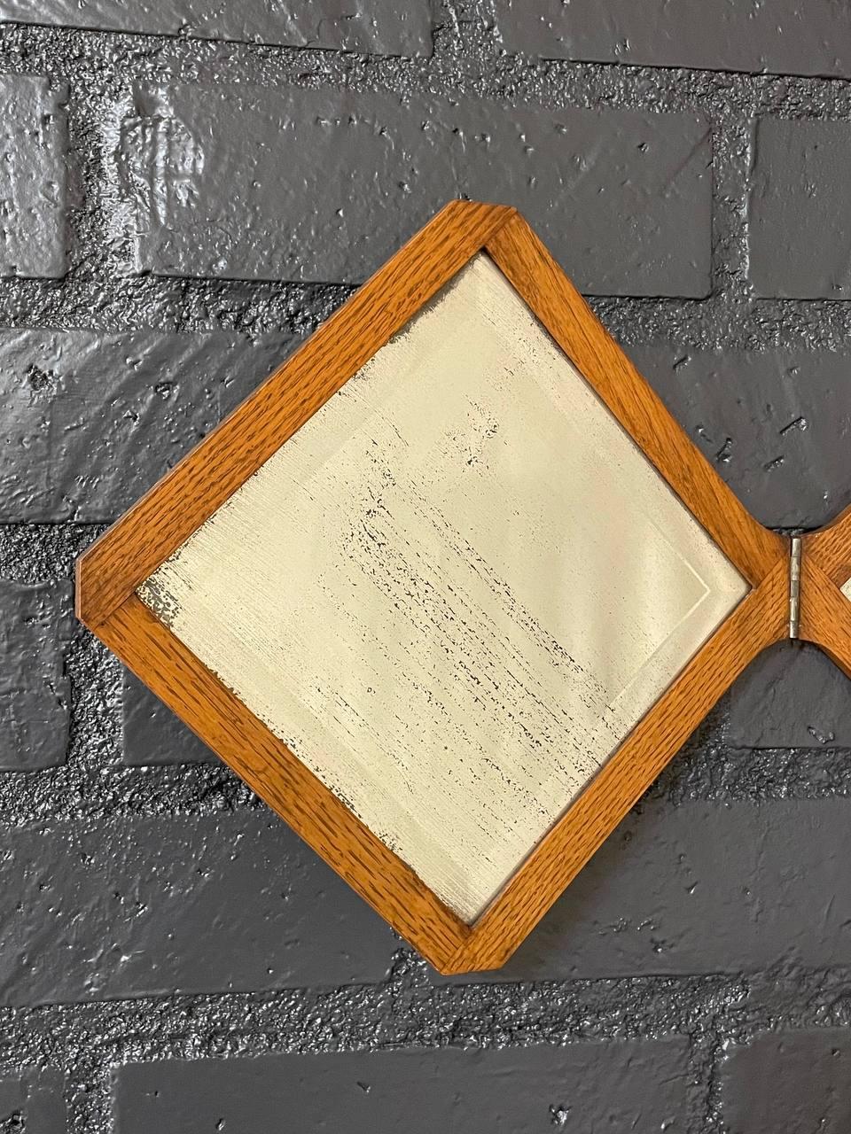 Antique Mirror Trifold da parete appeso a specchio di vanità In condizioni buone in vendita a Los Angeles, CA