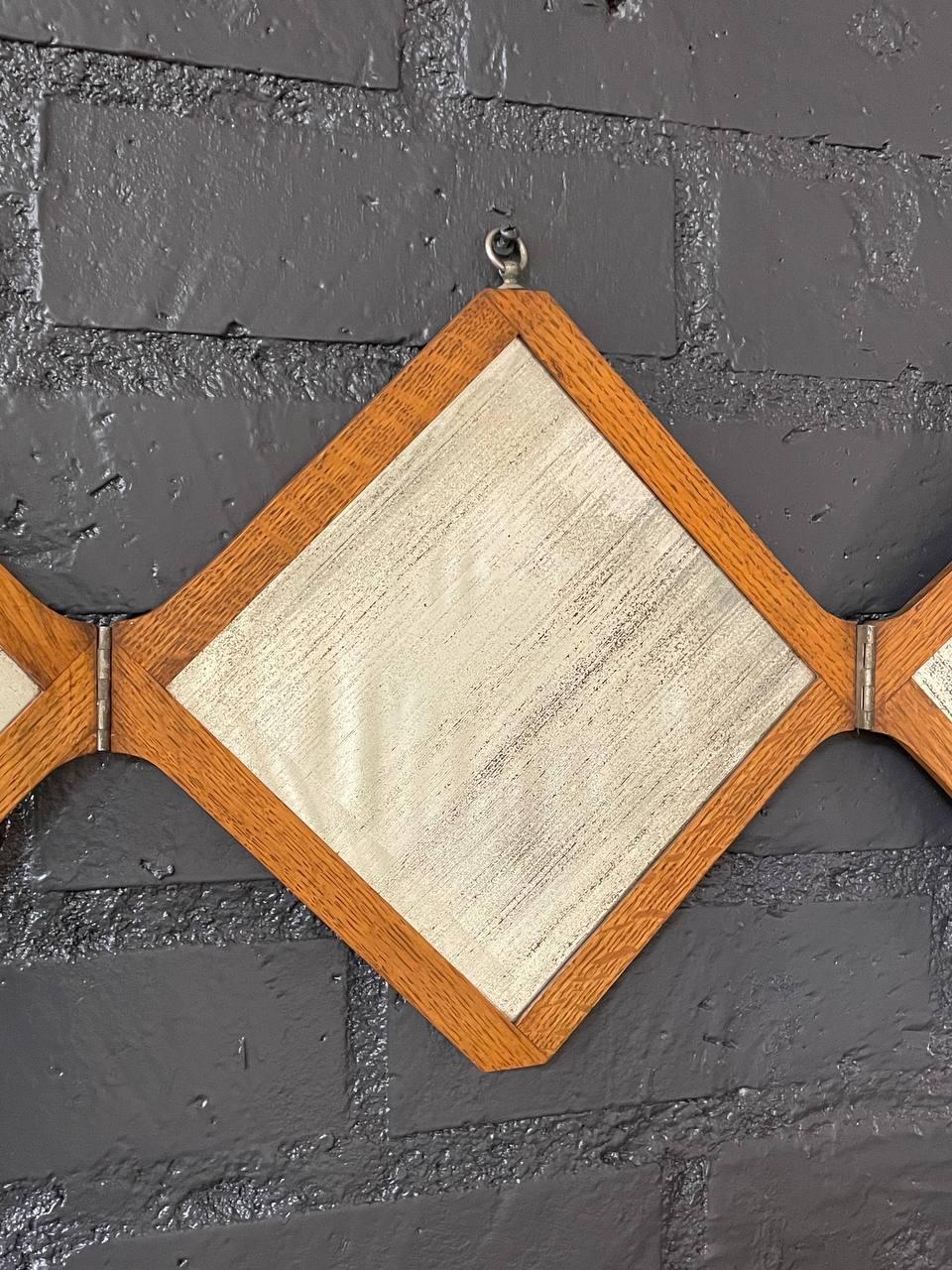 Metà XX secolo Antique Mirror Trifold da parete appeso a specchio di vanità in vendita