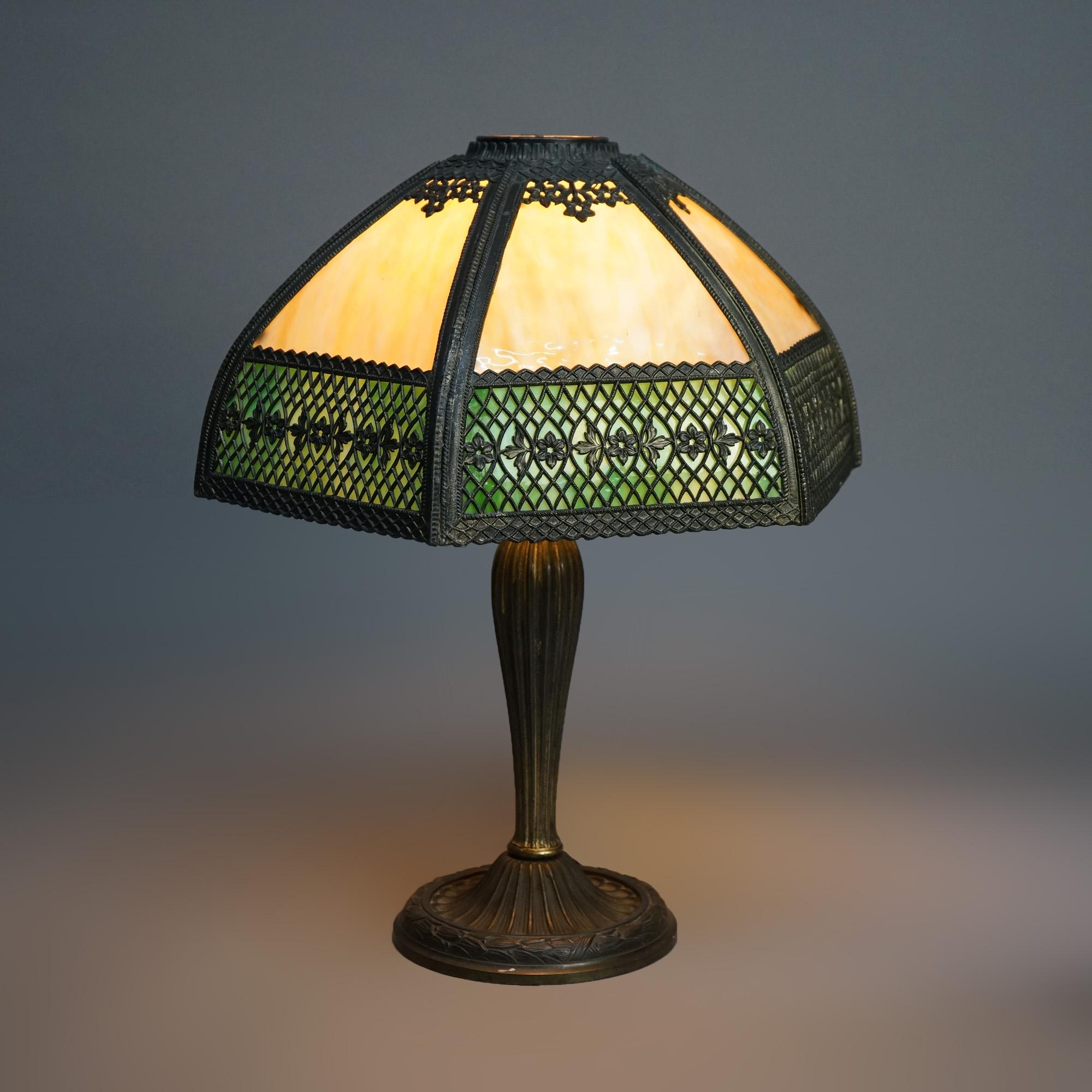 Antike Arts & Crafts Lampe aus zweifarbigem Schlackenglas, um 1910 (Arts and Crafts) im Angebot
