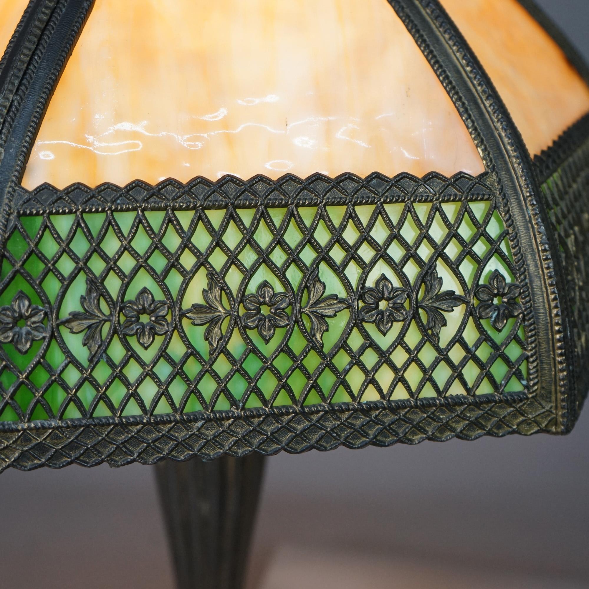 Antike Arts & Crafts Lampe aus zweifarbigem Schlackenglas, um 1910 im Zustand „Gut“ im Angebot in Big Flats, NY