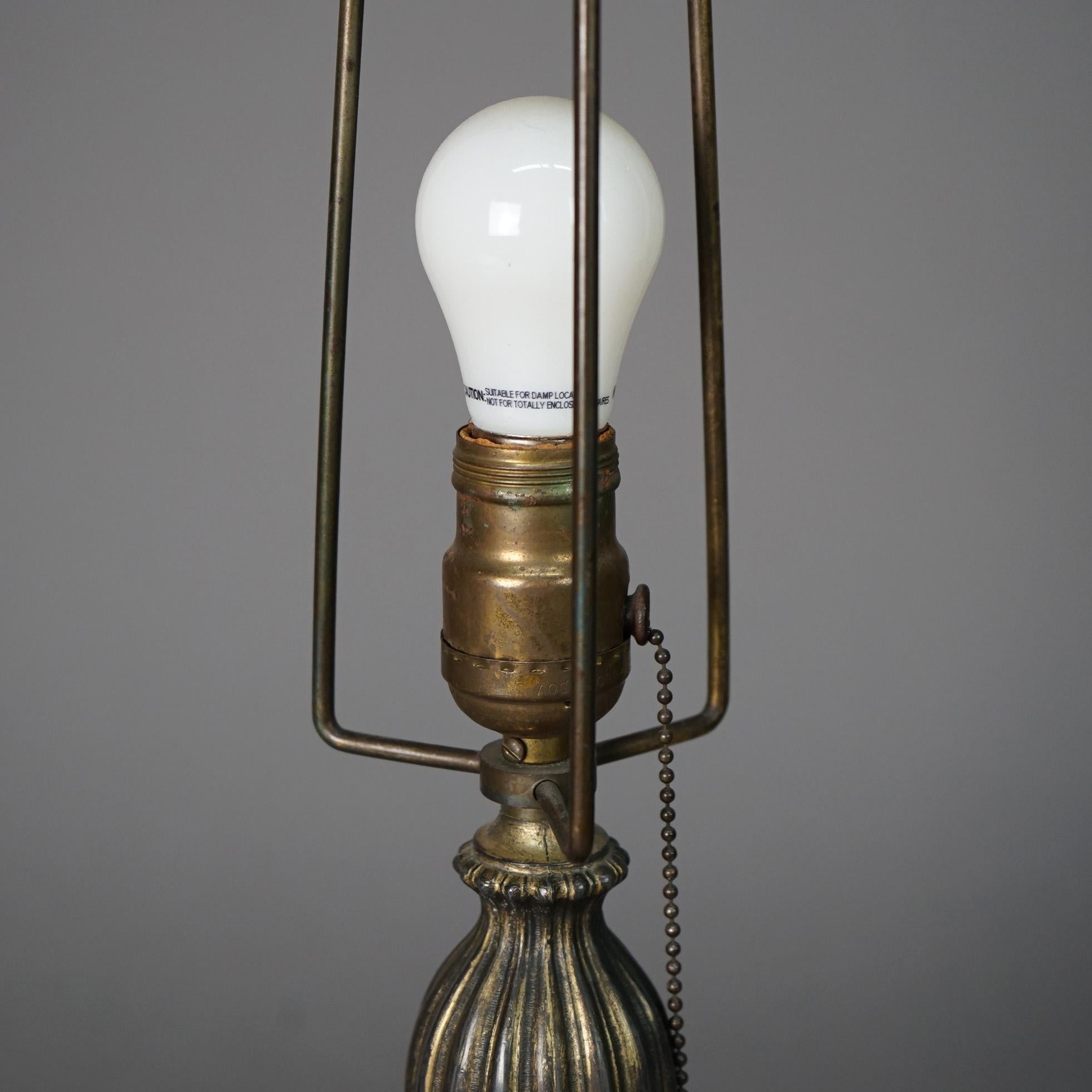 Antike Arts & Crafts Lampe aus zweifarbigem Schlackenglas, um 1910 (Metall) im Angebot