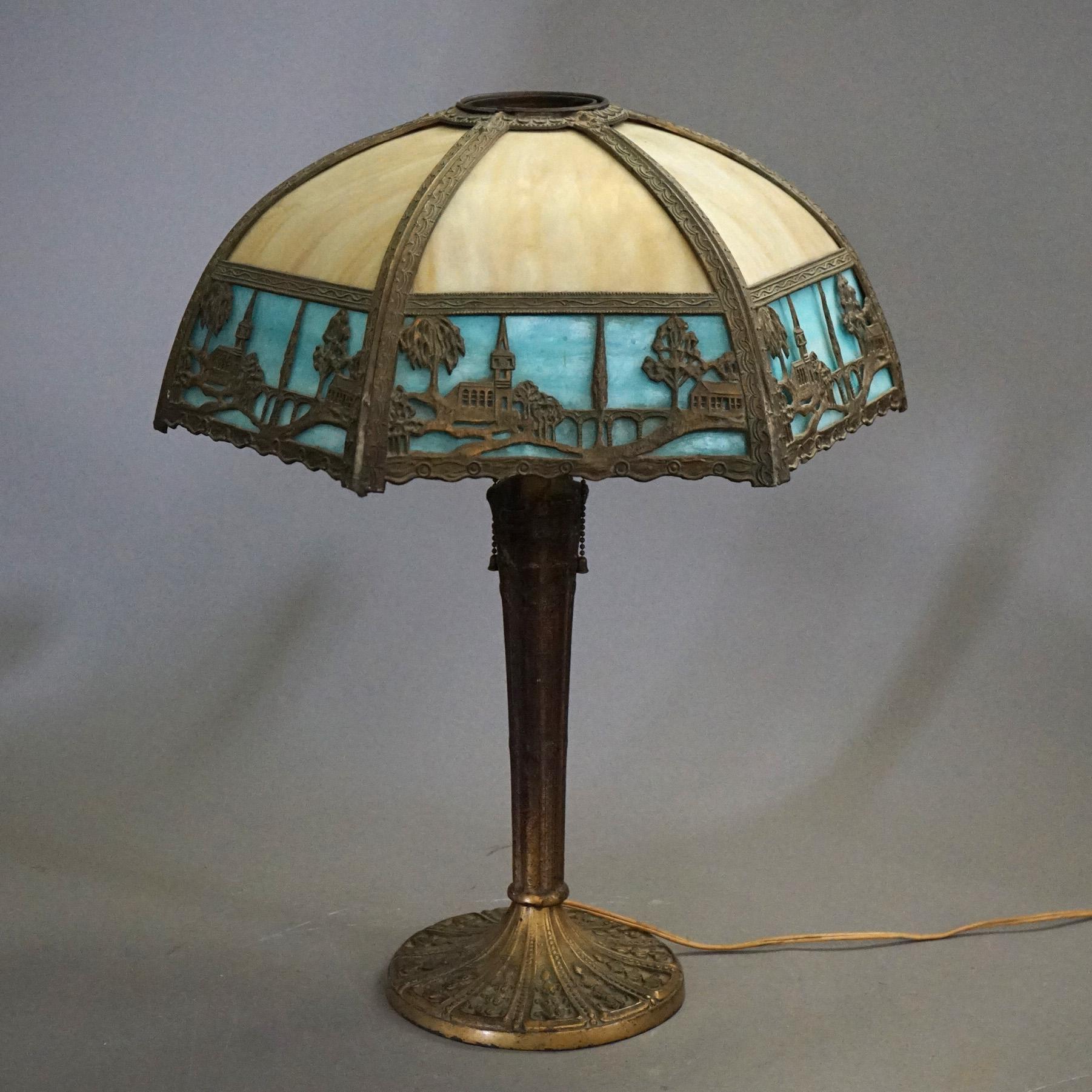 Américain Lampe de bureau ancienne Arts & Crafts en verre bicolore avec scène d'église, vers 1920 en vente