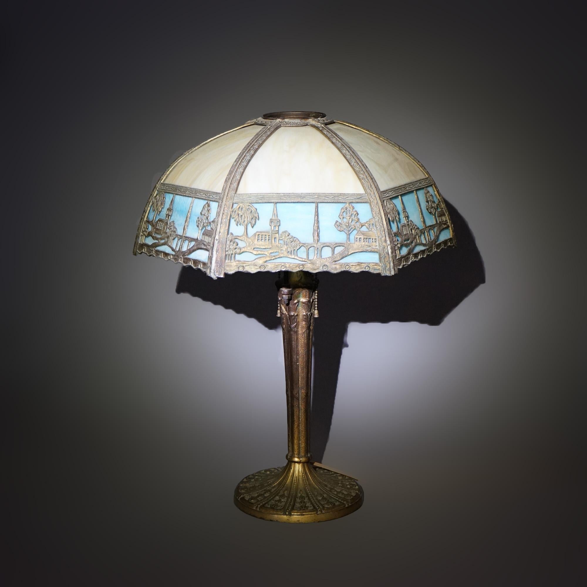 Moulage Lampe de bureau ancienne Arts & Crafts en verre bicolore avec scène d'église, vers 1920 en vente
