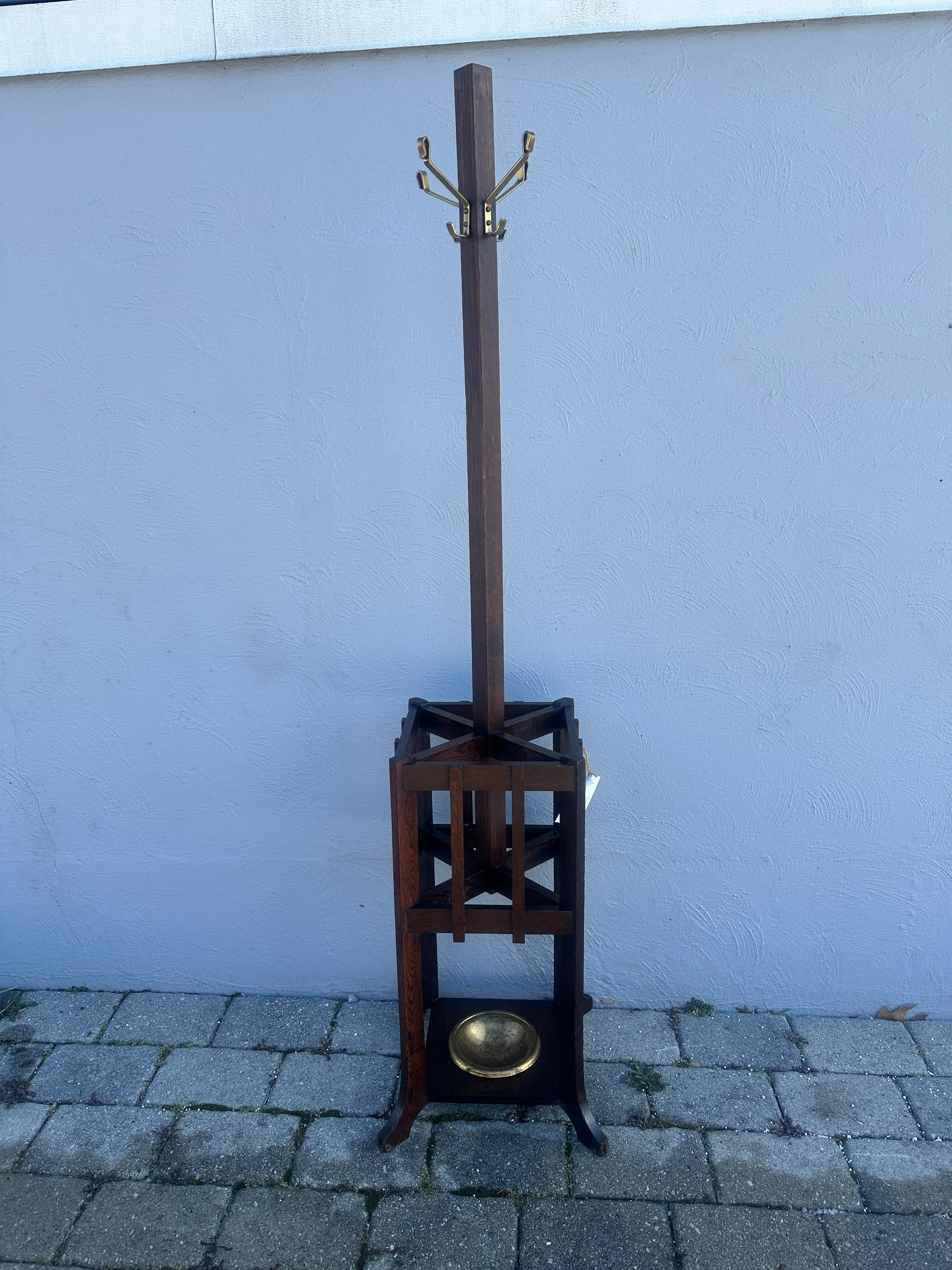 This is an Arts & Crafts Umbrella Stand from the early 1900s.  It is in very good condition and is complete with the metal bottom tray (We believe it's copper). The stand has it's original finish.
Dibs want us to ship TO YOUR HOME and its