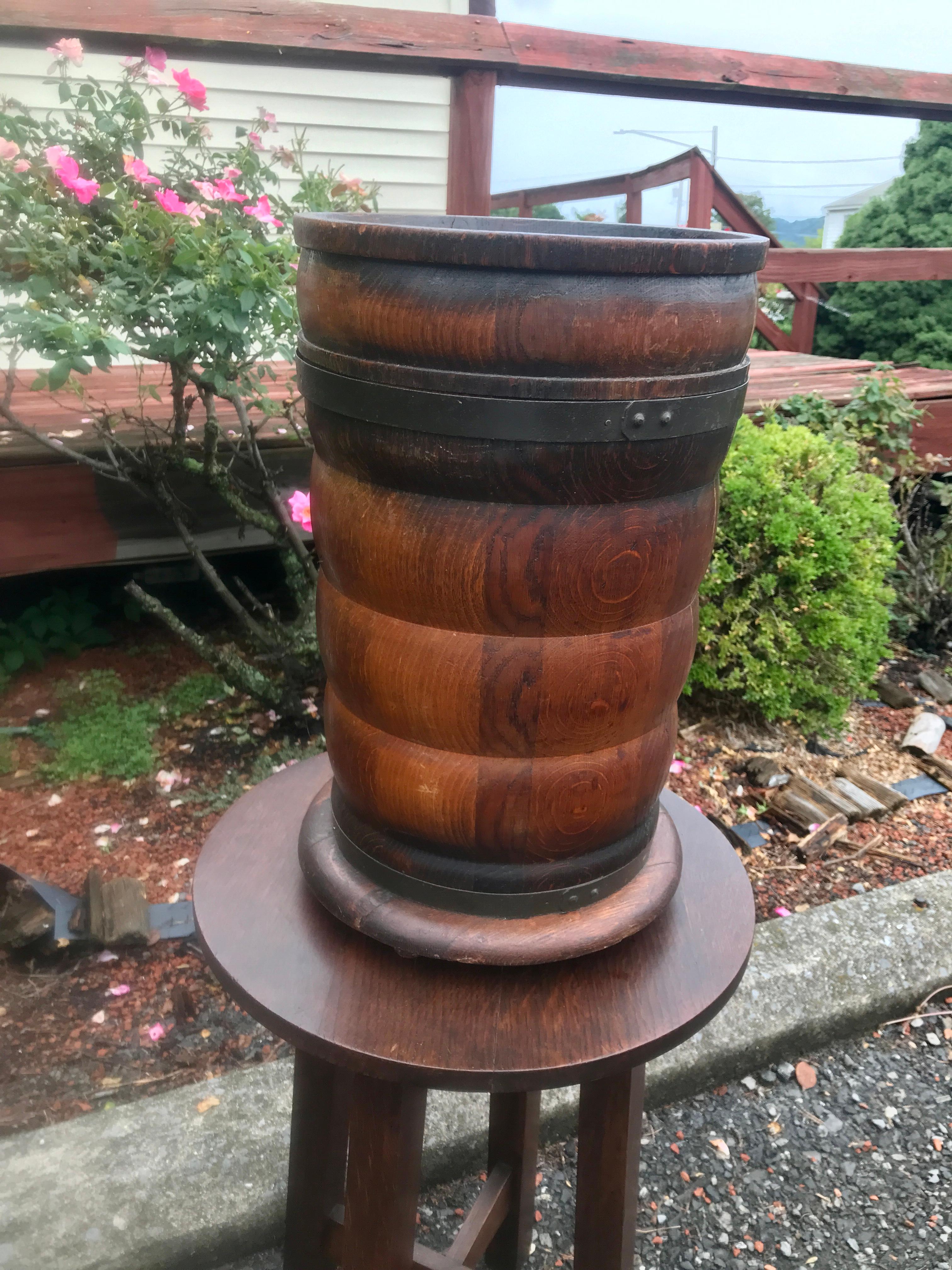Il s'agit d'un ancien porte-parapluies rond de style Arte Antiques en excellent état d'origine, avec une magnifique sélection de chêne scié sur quartier. Il comprend une sangle en fer très lourde. Pas de réparation ni de remplacement de pièces.
Nous