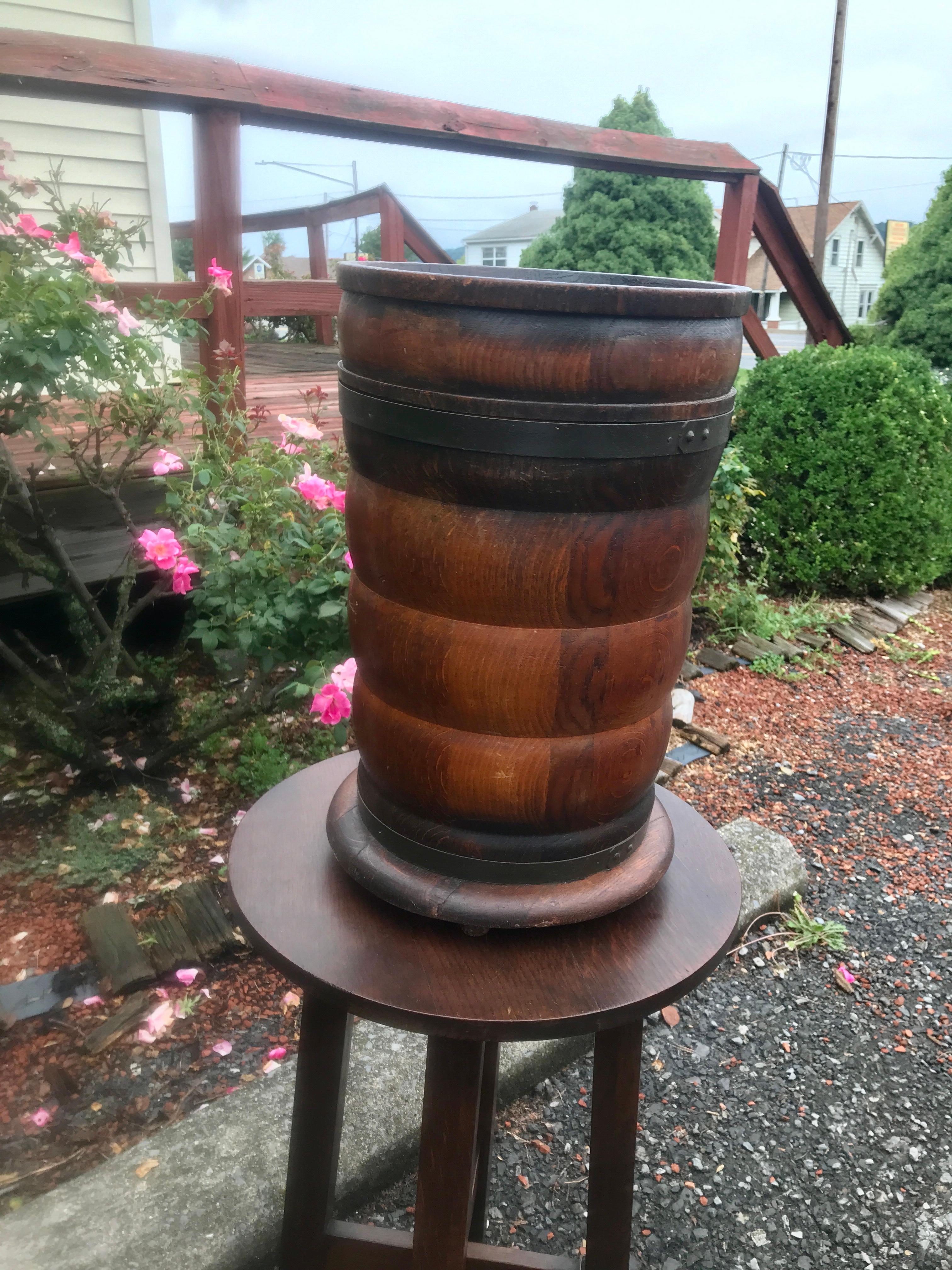 Arts and Crafts Antiquities nice  1/4 OAK scié Stand Umbrella avec   WROUGH  FER  sangle  - W7562 en vente