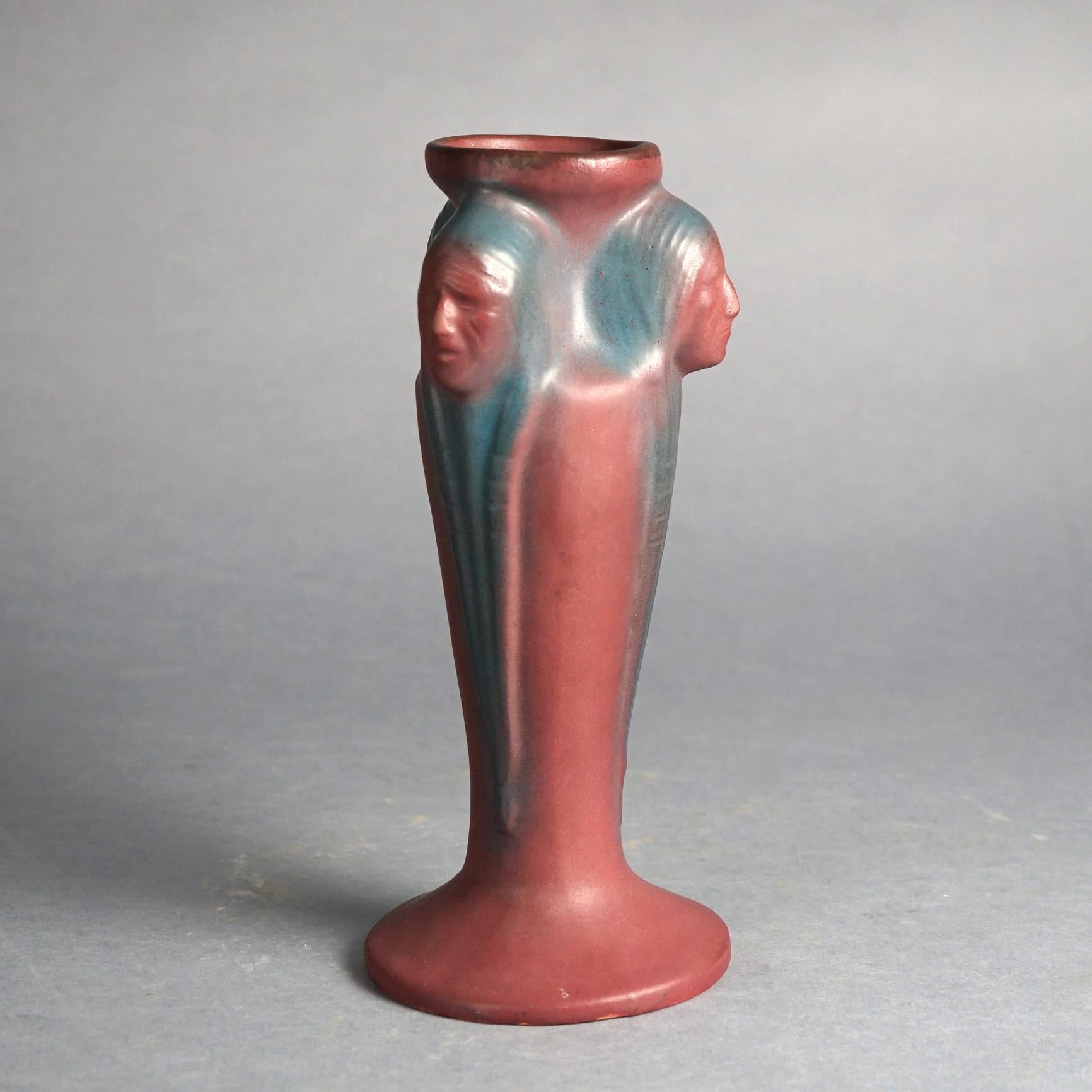 Antike Arts & Crafts Van Briggle Indianer Kopf Figural Keramik Fuß Vase, signiert, C1940

Maße - 11,25 