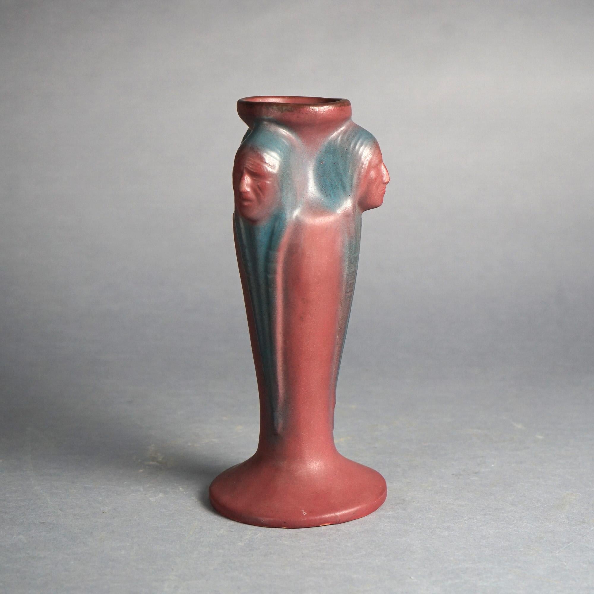 Arts and Crafts Antique vase à pied en poterie figurative à tête d'Inde Van Briggle Arts & Crafts, vers 1940 en vente