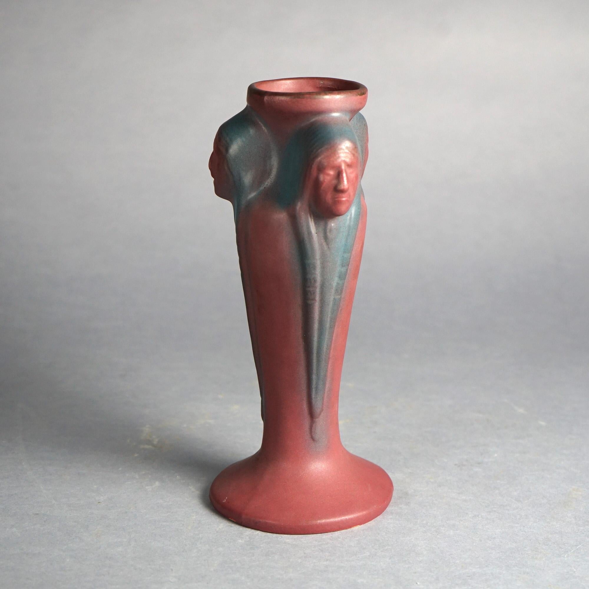 Américain Antique vase à pied en poterie figurative à tête d'Inde Van Briggle Arts & Crafts, vers 1940 en vente