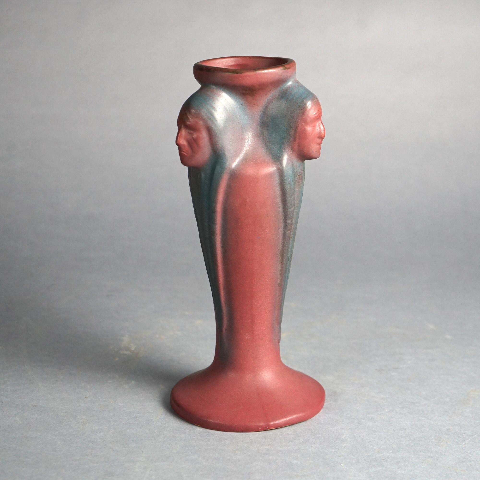 Antike Arts and Crafts Van Briggle-Vase mit indischem Kopf aus figürlicher Keramik mit Fuß, um 1940 (20. Jahrhundert) im Angebot
