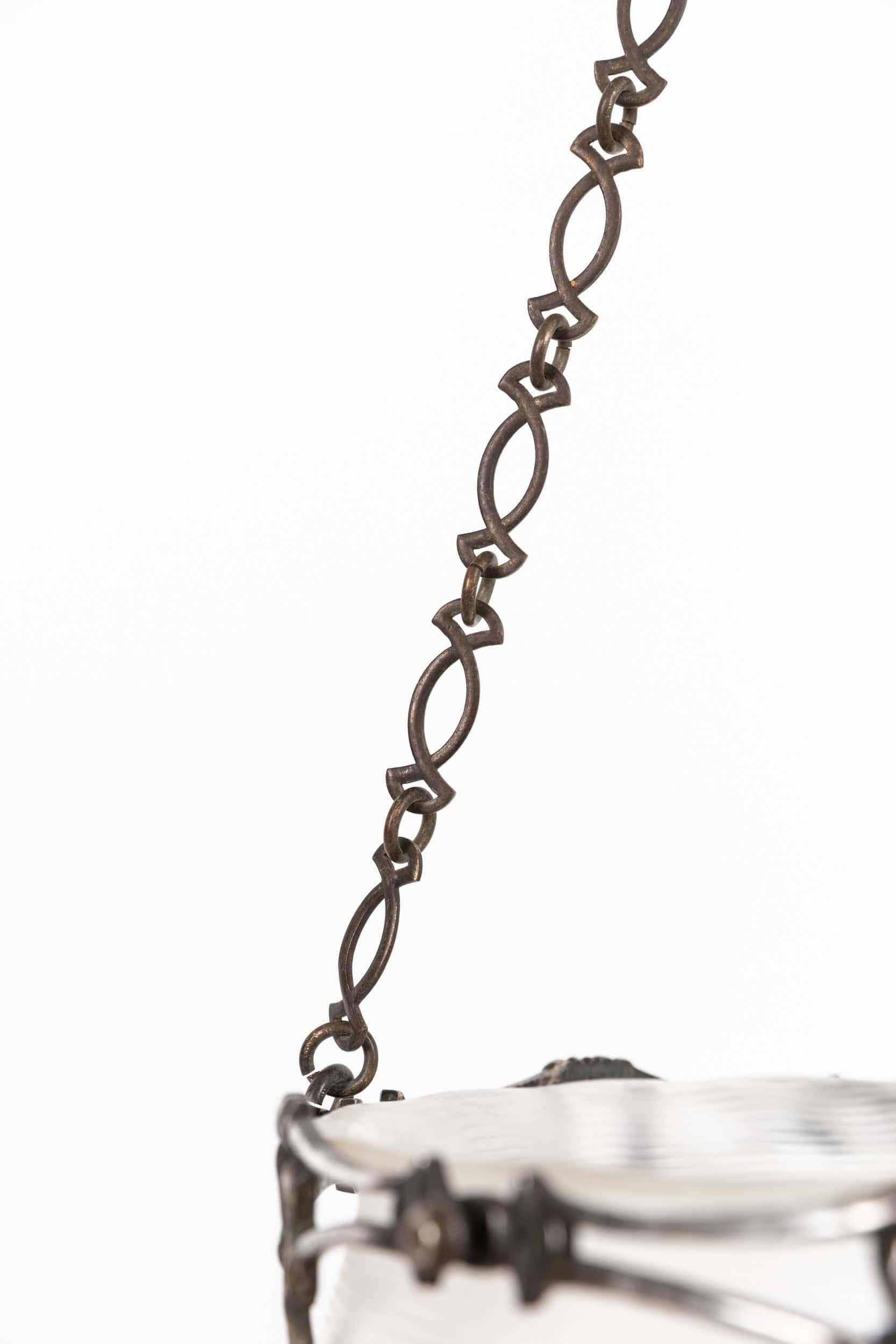 Eine unglaublich seltene Plafonnier-Leuchte, hergestellt in England von W.A.S Benson. um 1900.

Wunderschöner Zierring aus Guss, der seine ursprüngliche oxidierte Silberoberfläche beibehält, die im Laufe des letzten Jahrhunderts eine schöne Patina