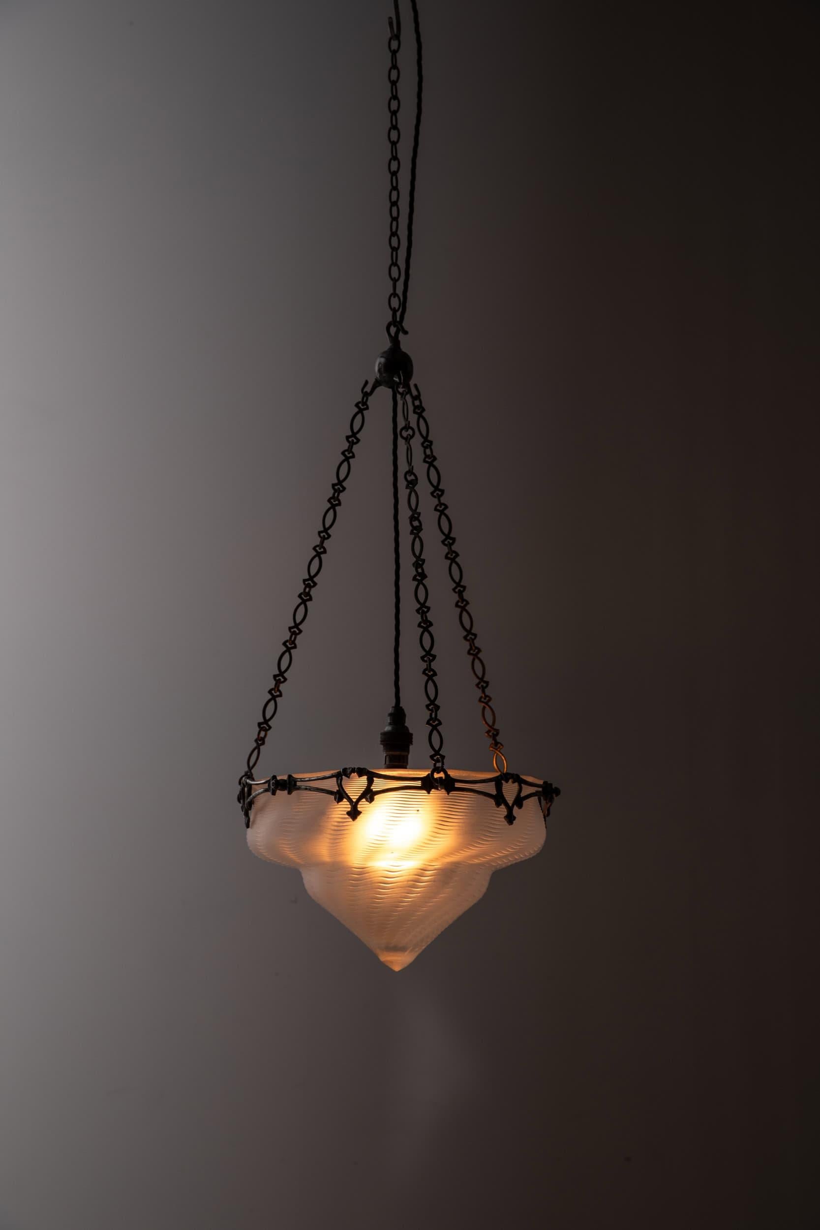 Antike Kunst & Handwerk W.A.S. Benson / Powell Glas Plafonnier Licht. C.1900 (20. Jahrhundert) im Angebot