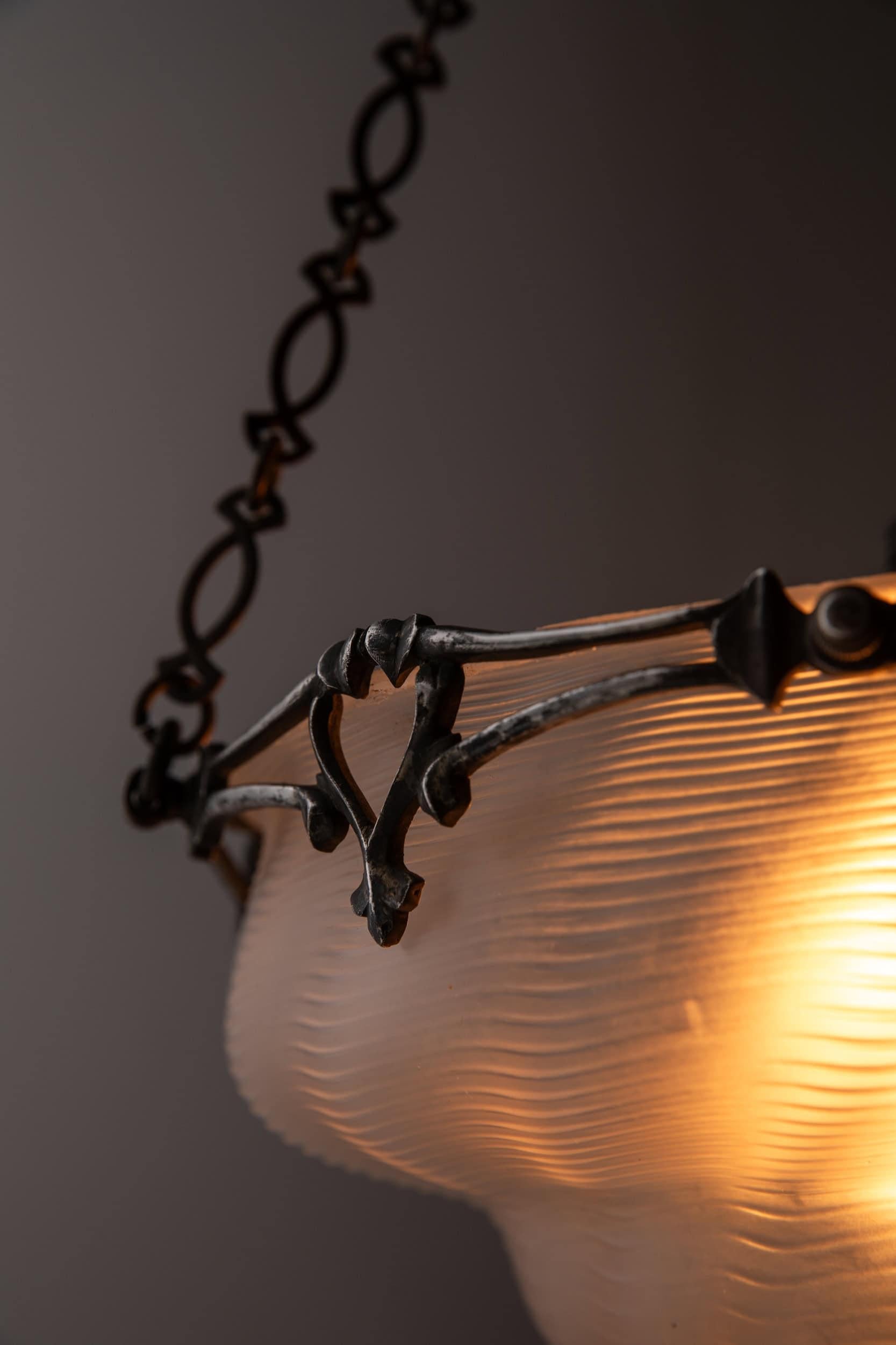 Antike Kunst & Handwerk W.A.S. Benson / Powell Glas Plafonnier Licht. C.1900 im Angebot 1