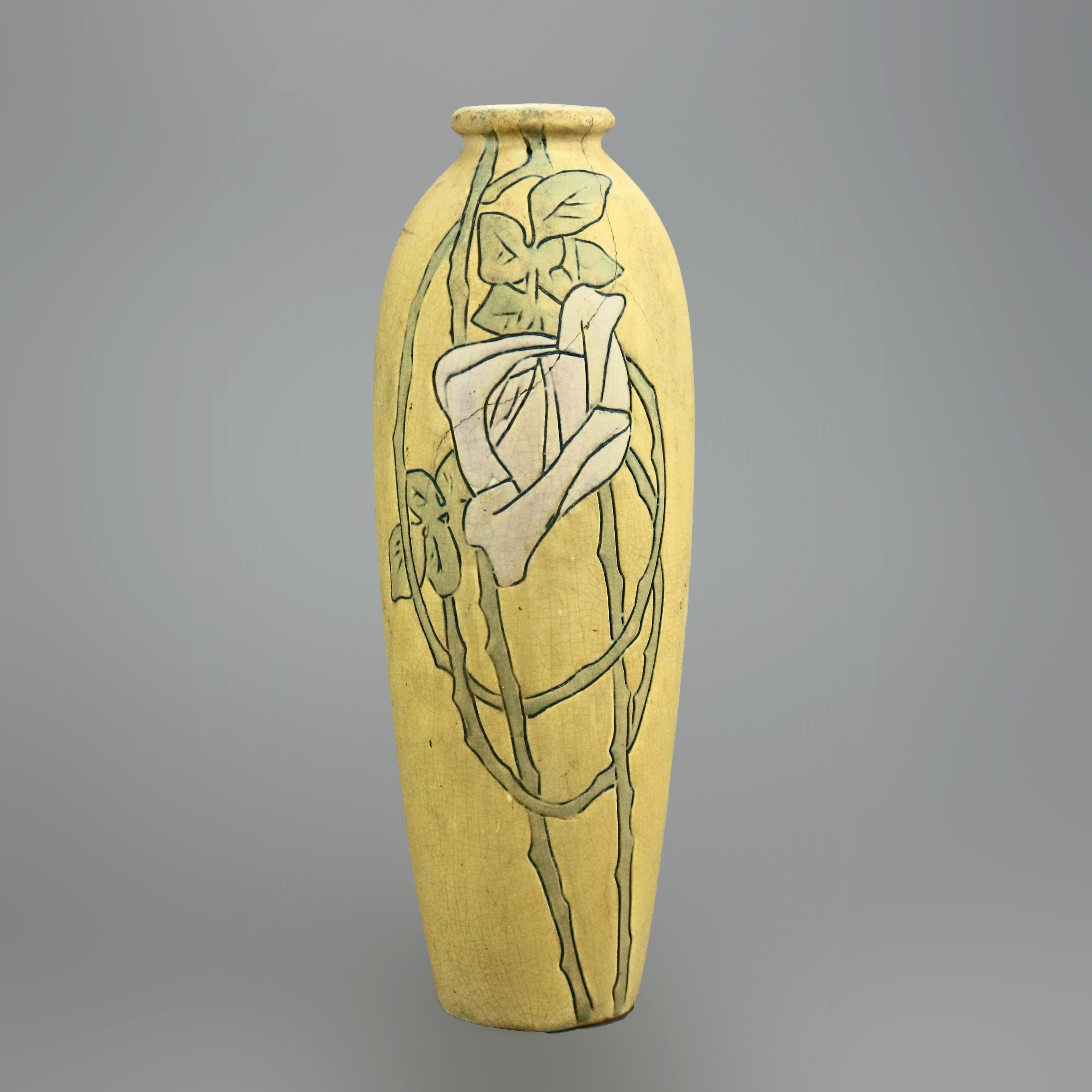 Un vase Arts and Crafts par Weller offre une construction en poterie d'art avec une fleur stylisée incisée, une glaçure mate, un fabricant sur la base, c1920.

Mesures : 10,25''h x 3,5''l x 3,5''p.

Note sur le catalogue : Demandez les TARIFS DE