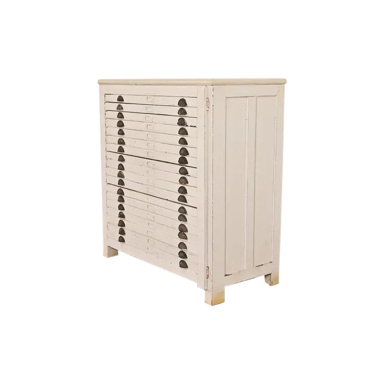 Ancien cabinet d'imprimeur à dossier plat, peint en blanc et de style Arts & Crafts, Circa 1900