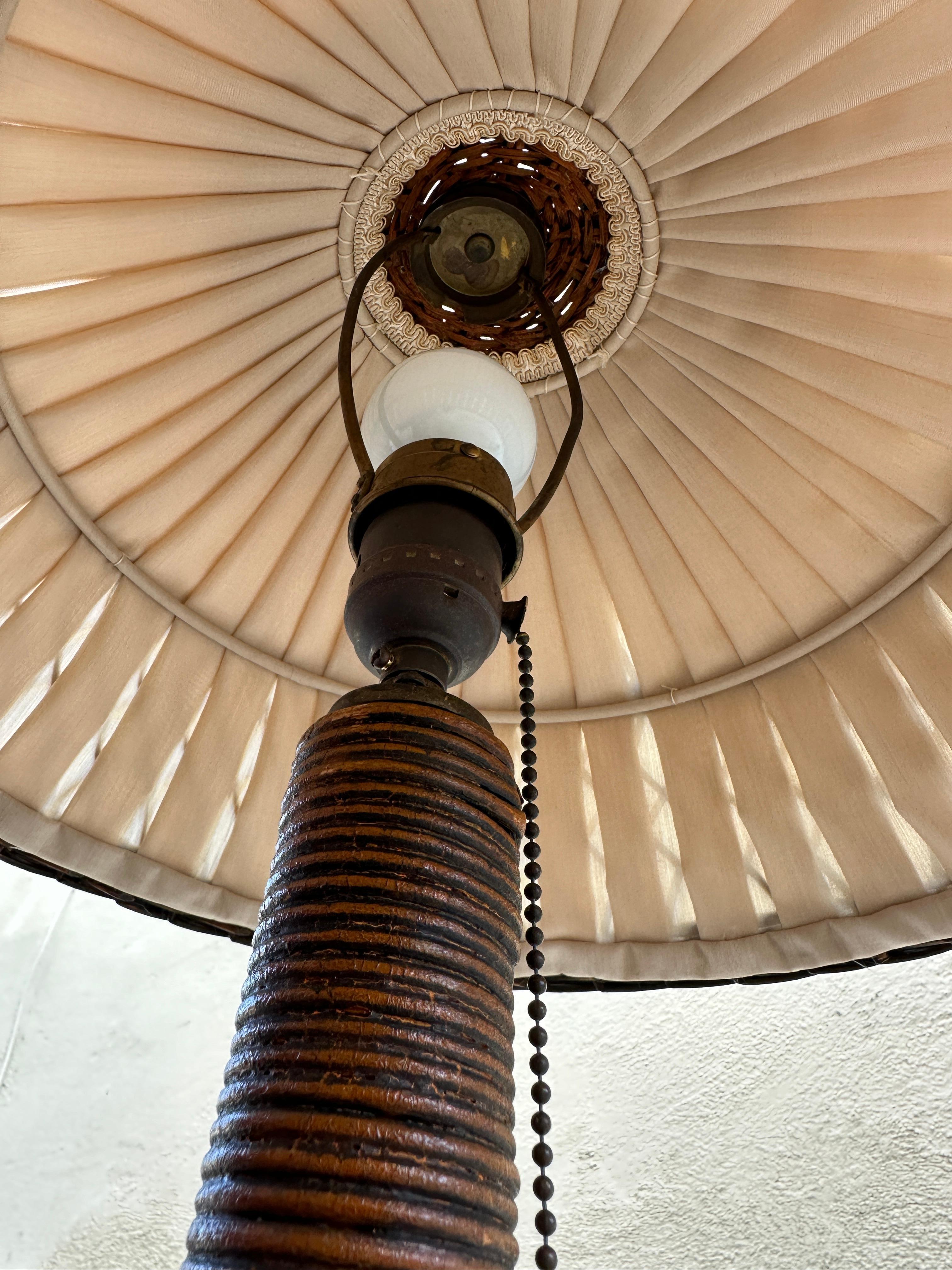 Antike Arts and Crafts-Tischlampe aus Korbweide / Rattan im Zustand „Gut“ im Angebot in LOS ANGELES, CA