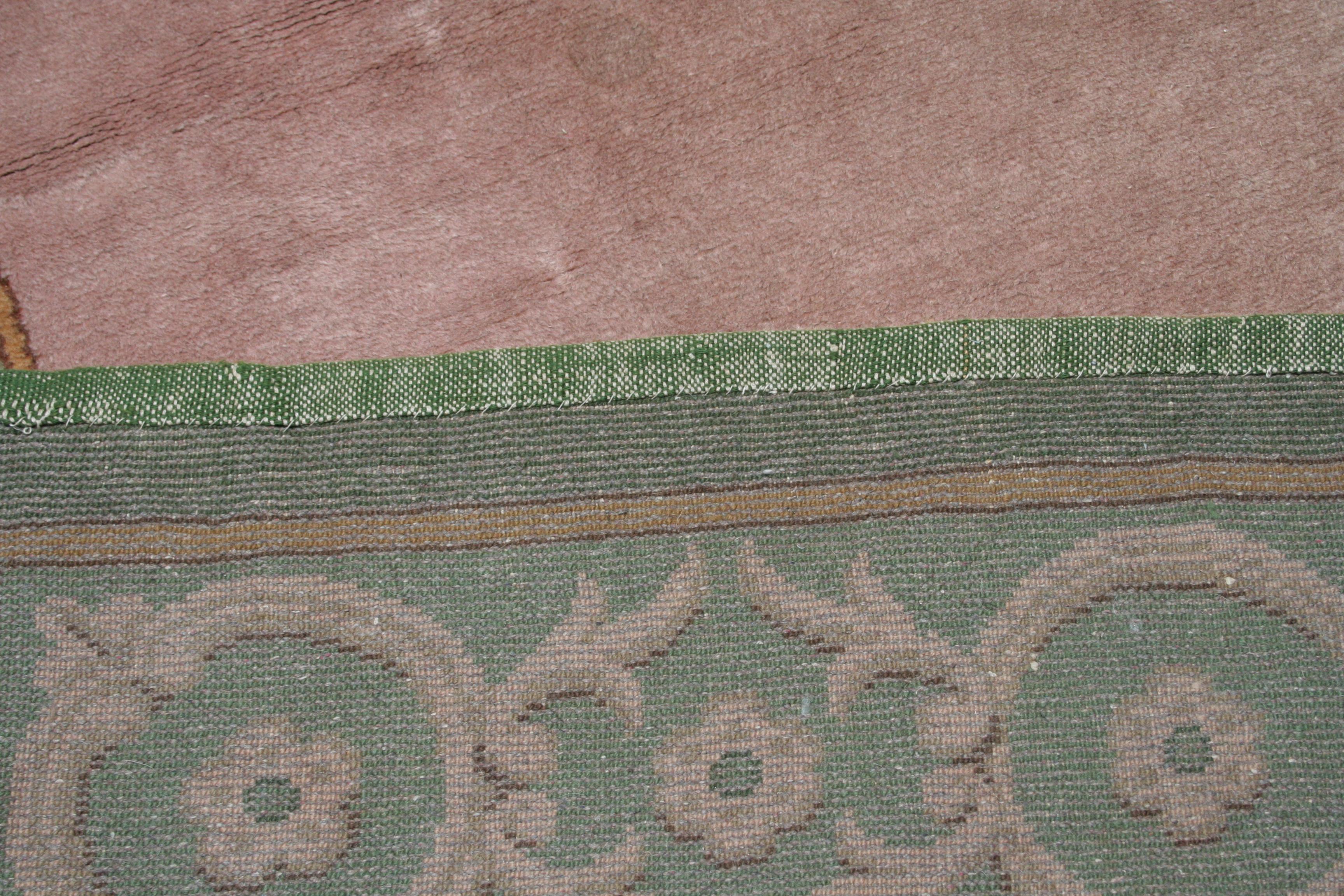Antiker Arts and Crafts Wilton Oversize-Teppich mit grüner architektonischer Bordüre (20. Jahrhundert) im Angebot