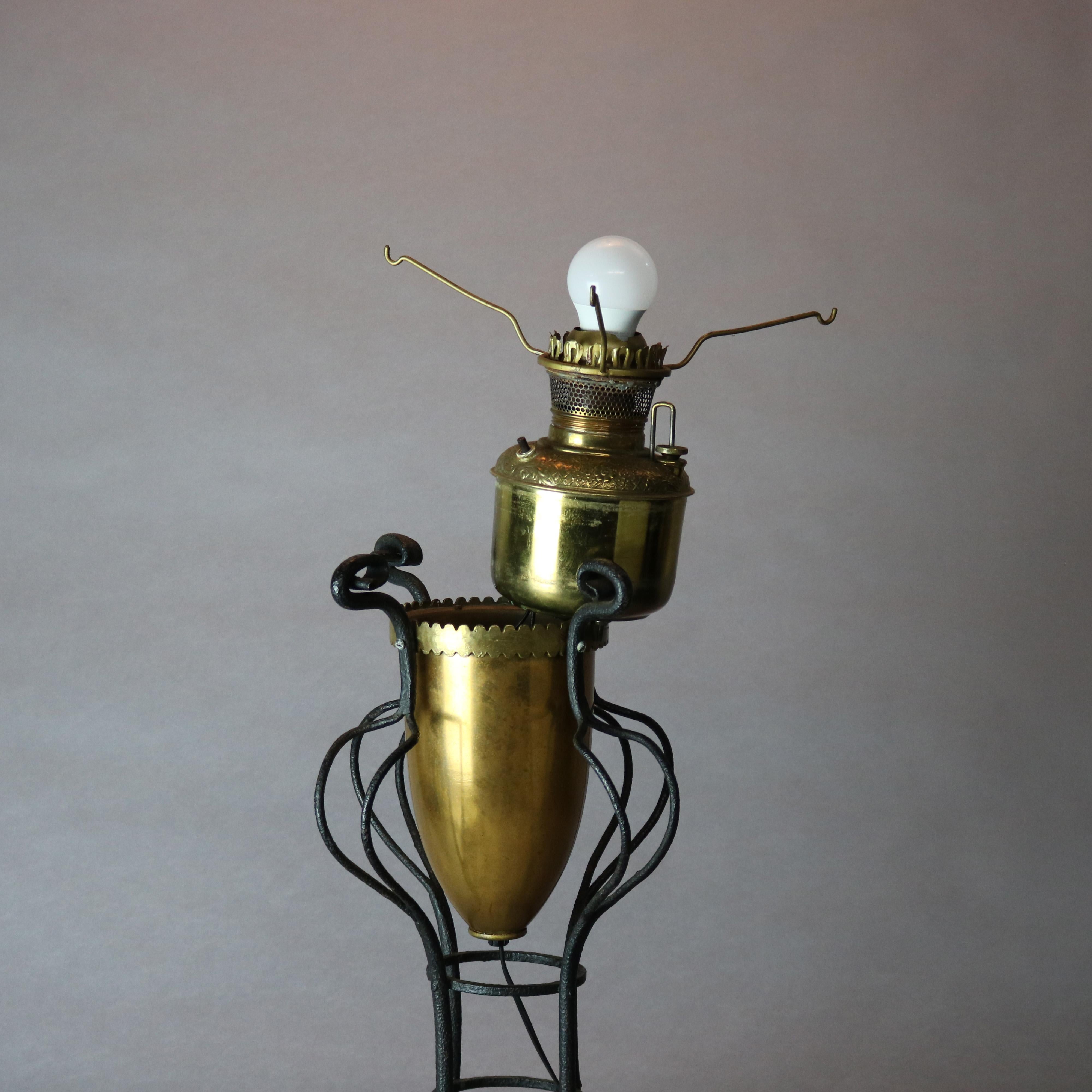 Ancienne lampe de bureau Arts & Crafts en fer forgé et abat-jour peint à la main, vers 1910 en vente 3