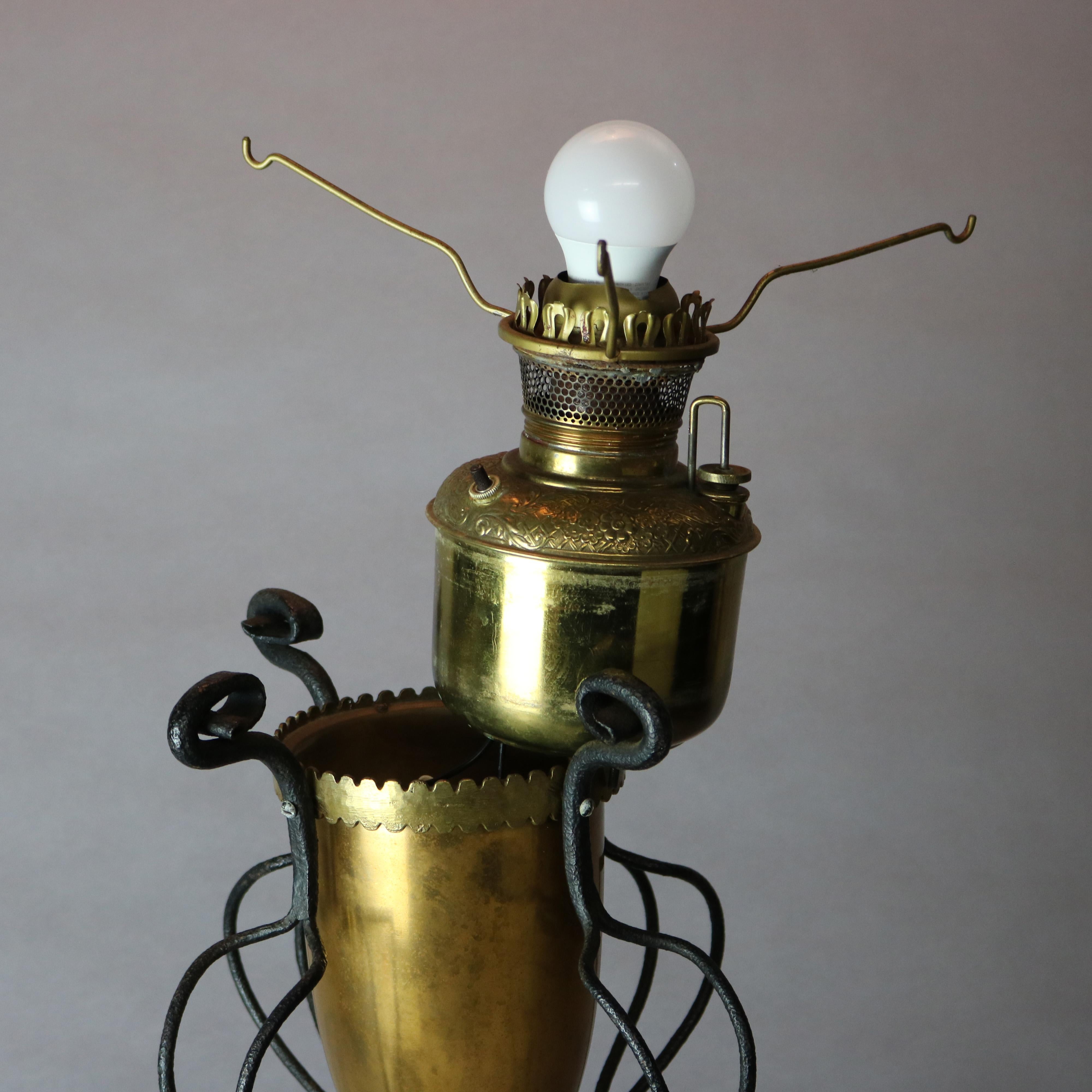 Ancienne lampe de bureau Arts & Crafts en fer forgé et abat-jour peint à la main, vers 1910 en vente 4