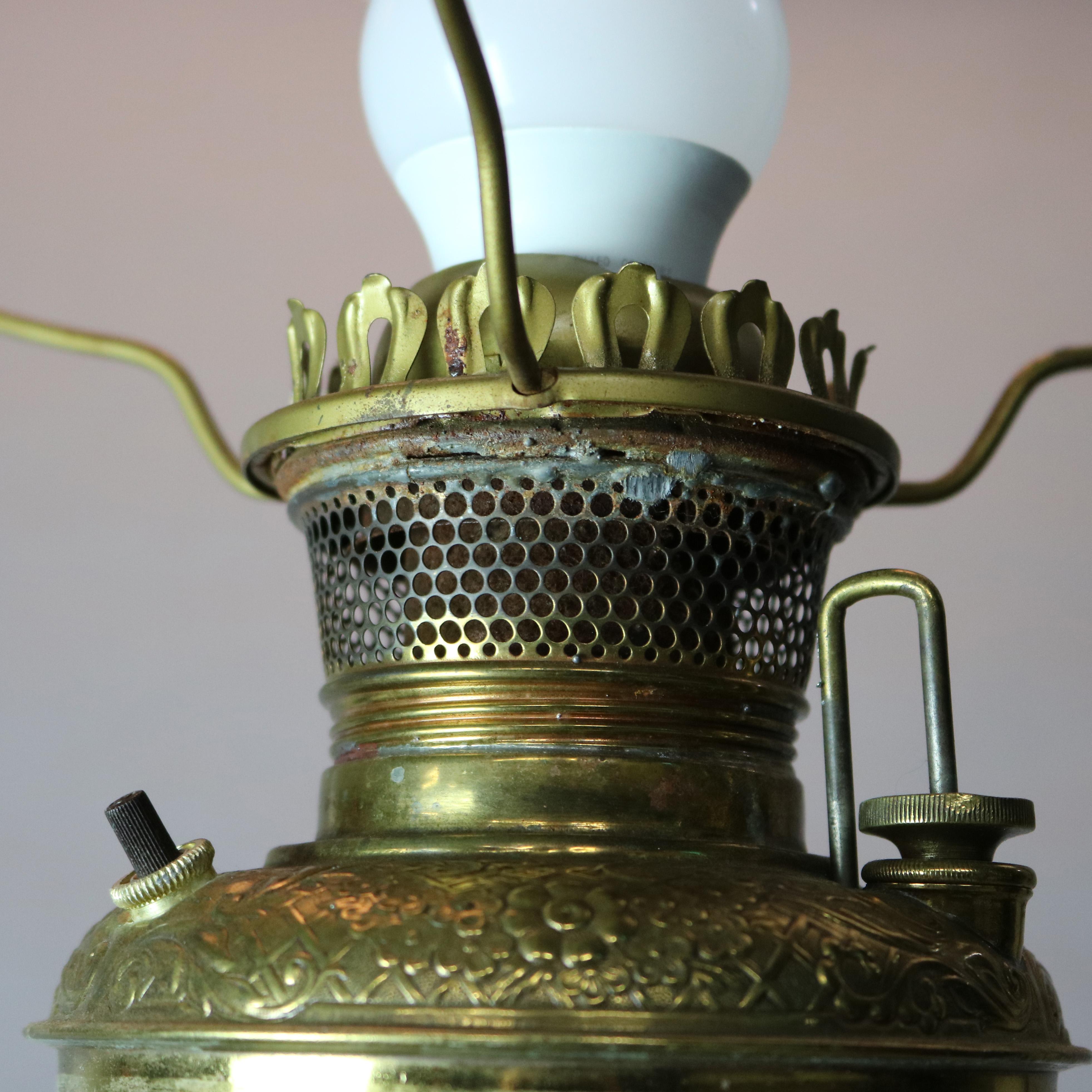 Laiton Ancienne lampe de bureau Arts & Crafts en fer forgé et abat-jour peint à la main, vers 1910 en vente