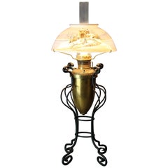 Antike Arts and Crafts-Schmiedeeisen-Tischlampe mit handbemaltem Schirm, um 1910