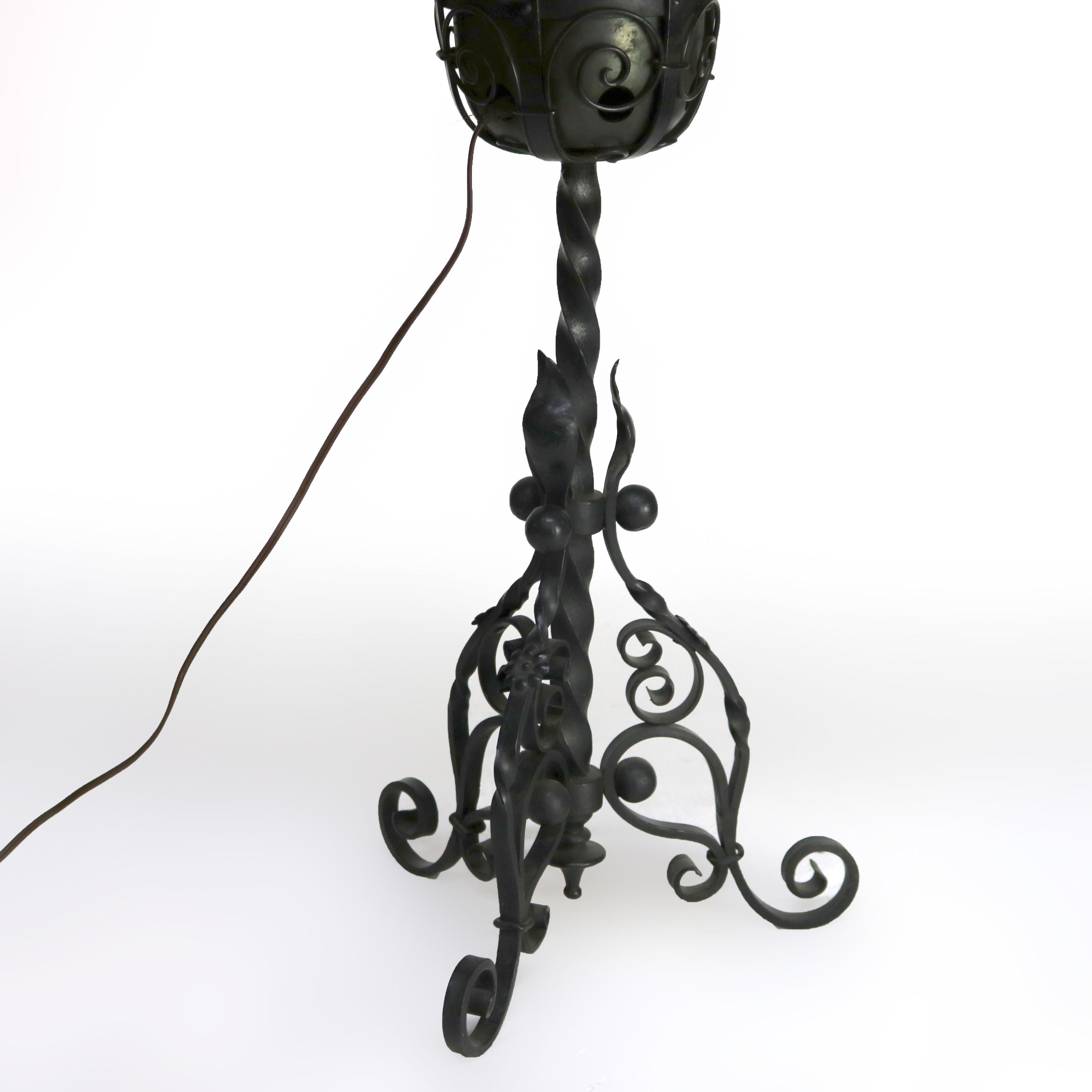 Ancienne lampe de bureau Arts & Crafts en fer forgé avec abat-jour en verre rouge C1920 en vente 4