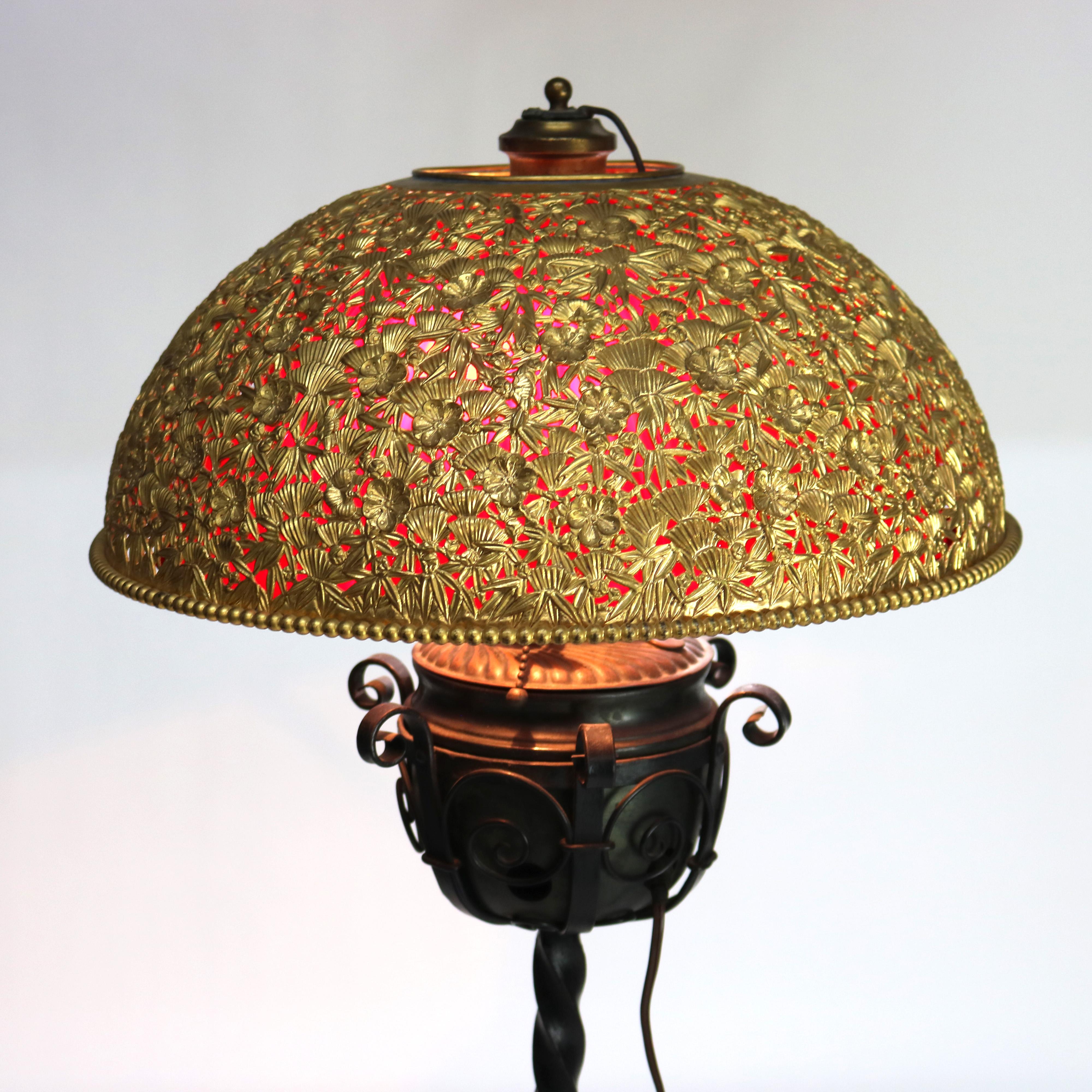 Lampe de table ancienne en fer forgé Arts & Crafts avec abat-jour en verre rouge et réticulé floral en laiton percé, C1920

Mesures - 34,5 