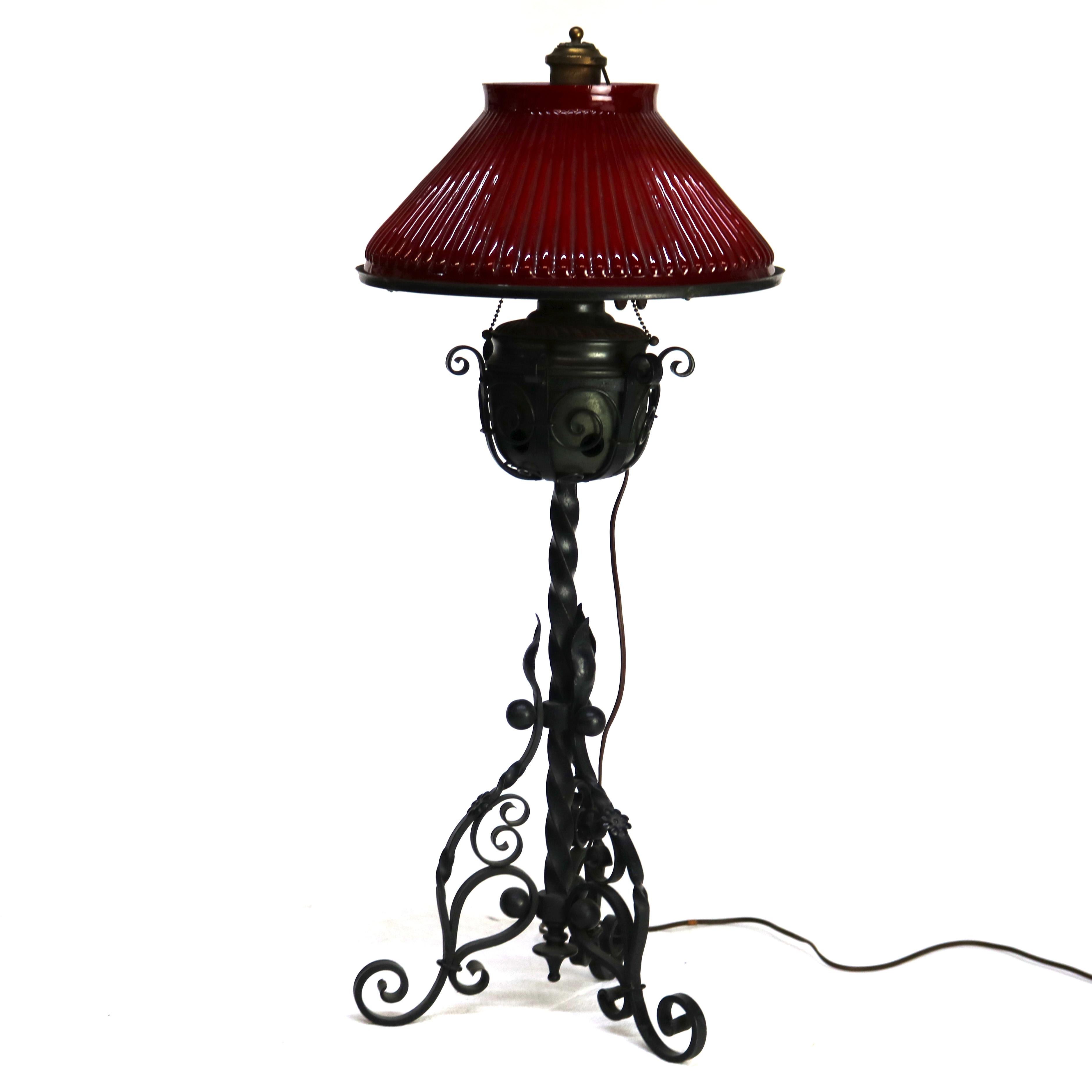 Arts and Crafts Ancienne lampe de bureau Arts & Crafts en fer forgé avec abat-jour en verre rouge C1920 en vente